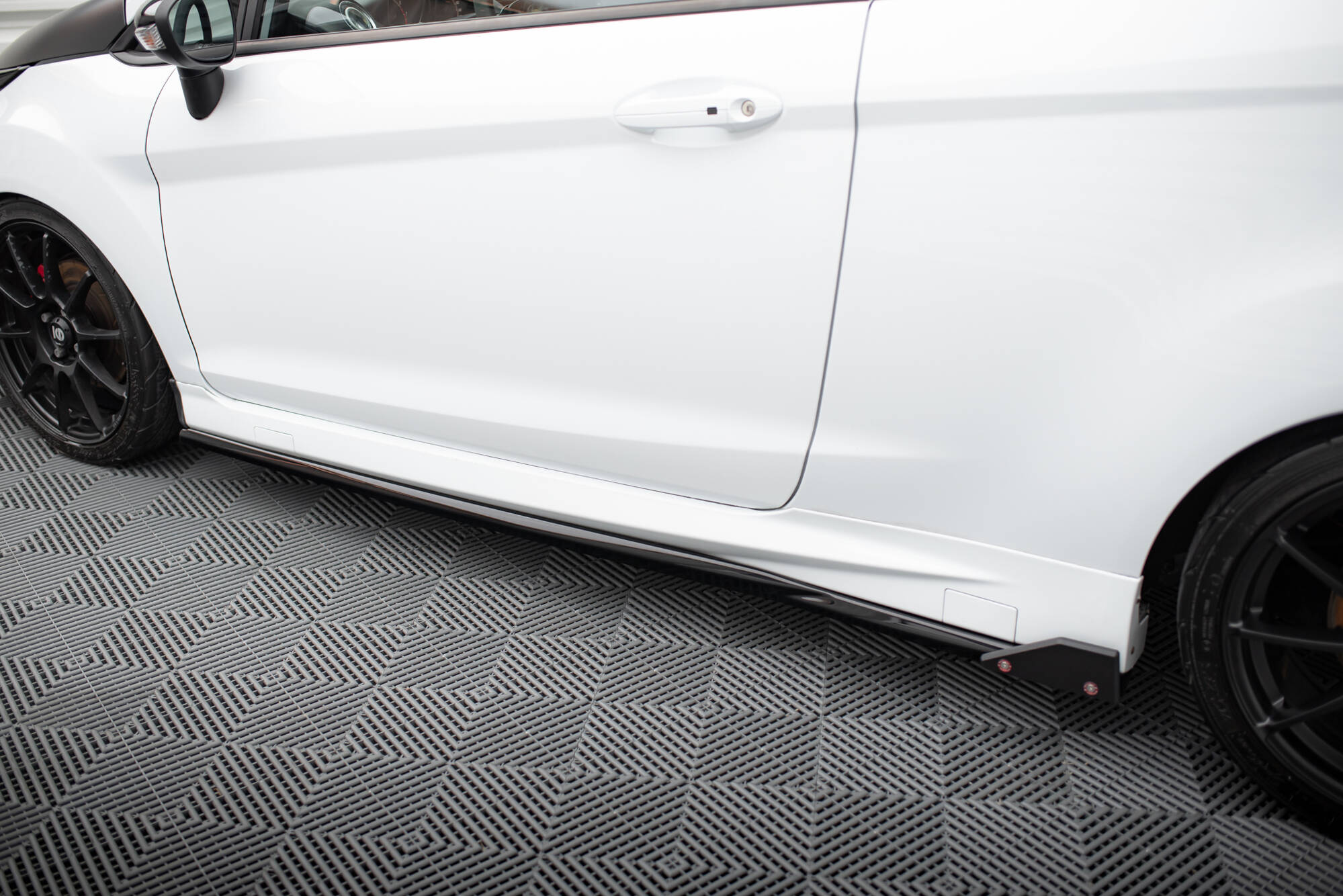 Side Skirts Diffusers V.4 + Flaps Ford Fiesta ST / ST-Line Mk7 - 4