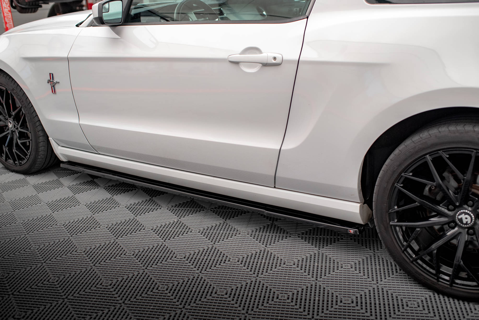Side Skirts Diffusers Ford Mustang Mk5 Facelift - 4