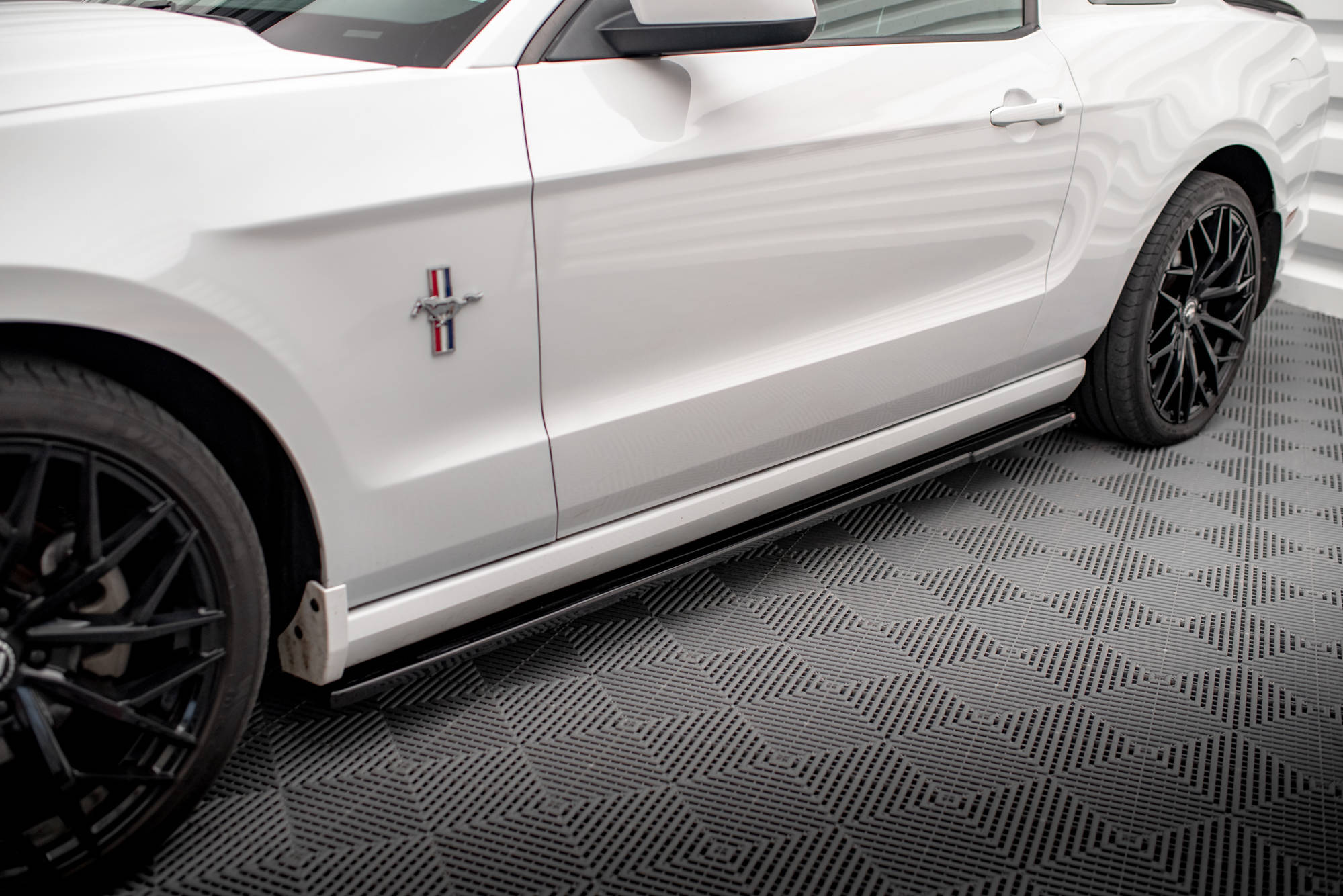 Side Skirts Diffusers Ford Mustang Mk5 Facelift - 3