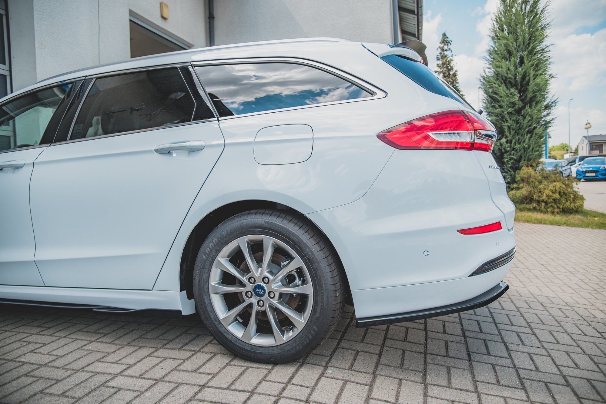 Central Rear Splitter Ford Mondeo Estate Platinum Mk5 Facelift - 4
