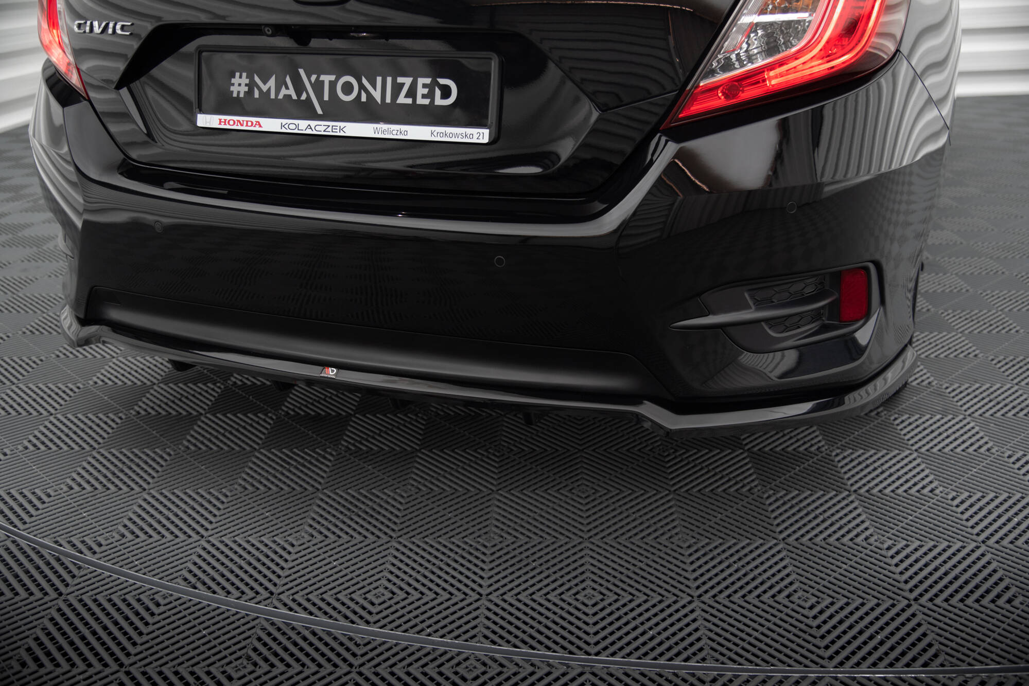 Central Rear Splitter (Vertical Bars) Honda Civic Mk10 - 4