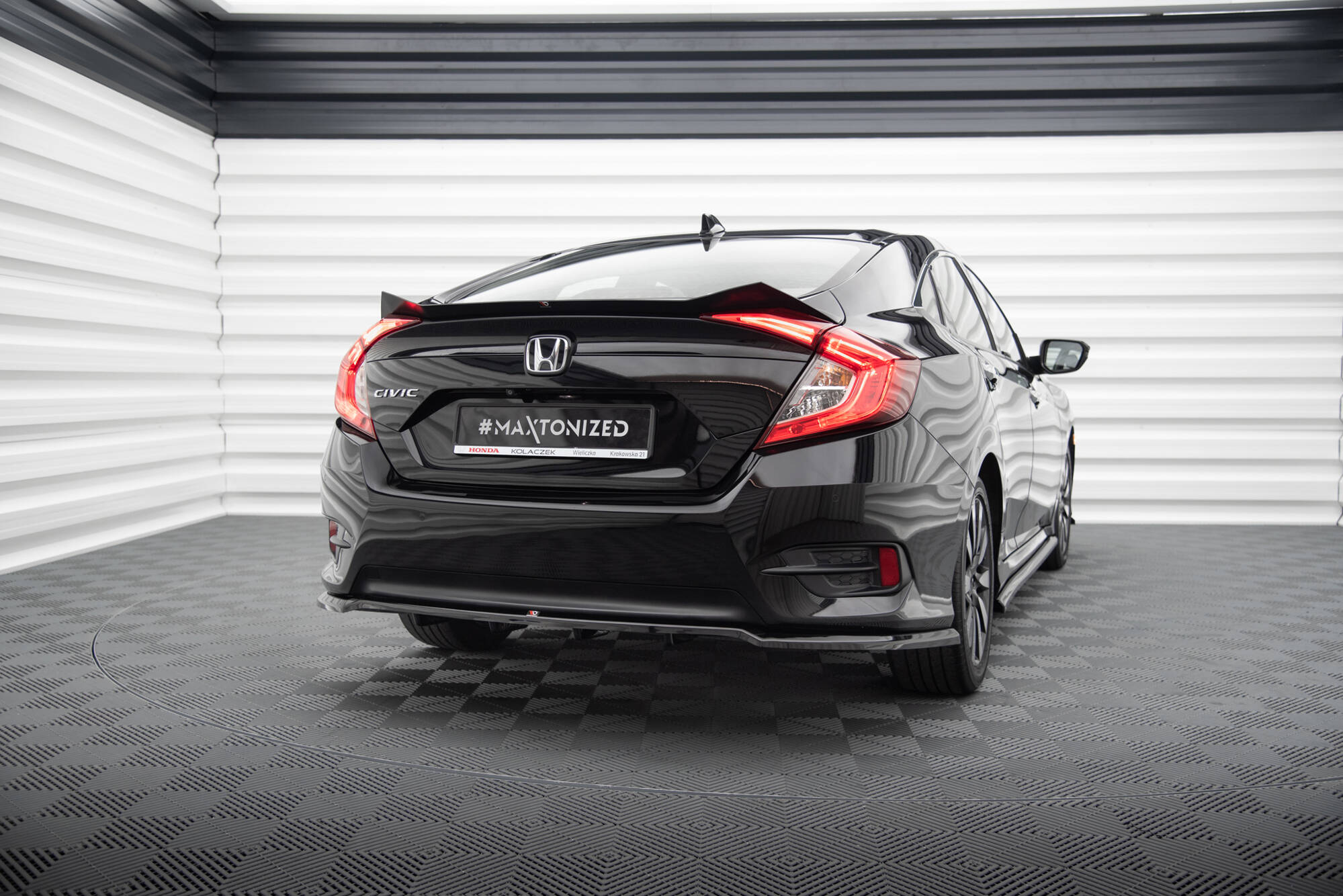Central Rear Splitter (Vertical Bars) Honda Civic Mk10 - 2