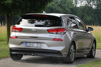 Central Rear Splitter (Vertical Bars) Hyundai I30 Mk3 Hatchback