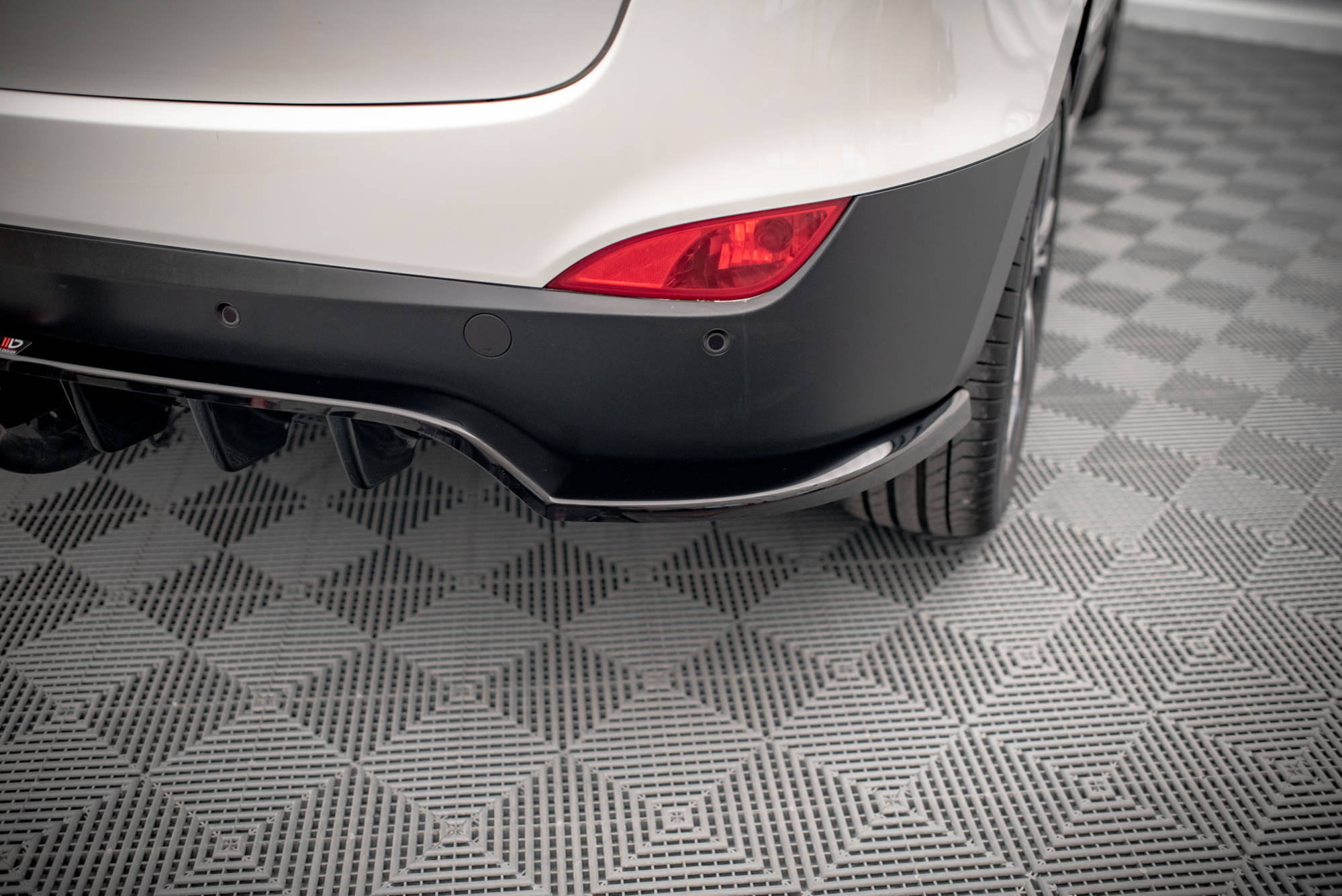 Central Rear Splitter (Vertical Bars) Hyundai IX35 Mk1 - 2