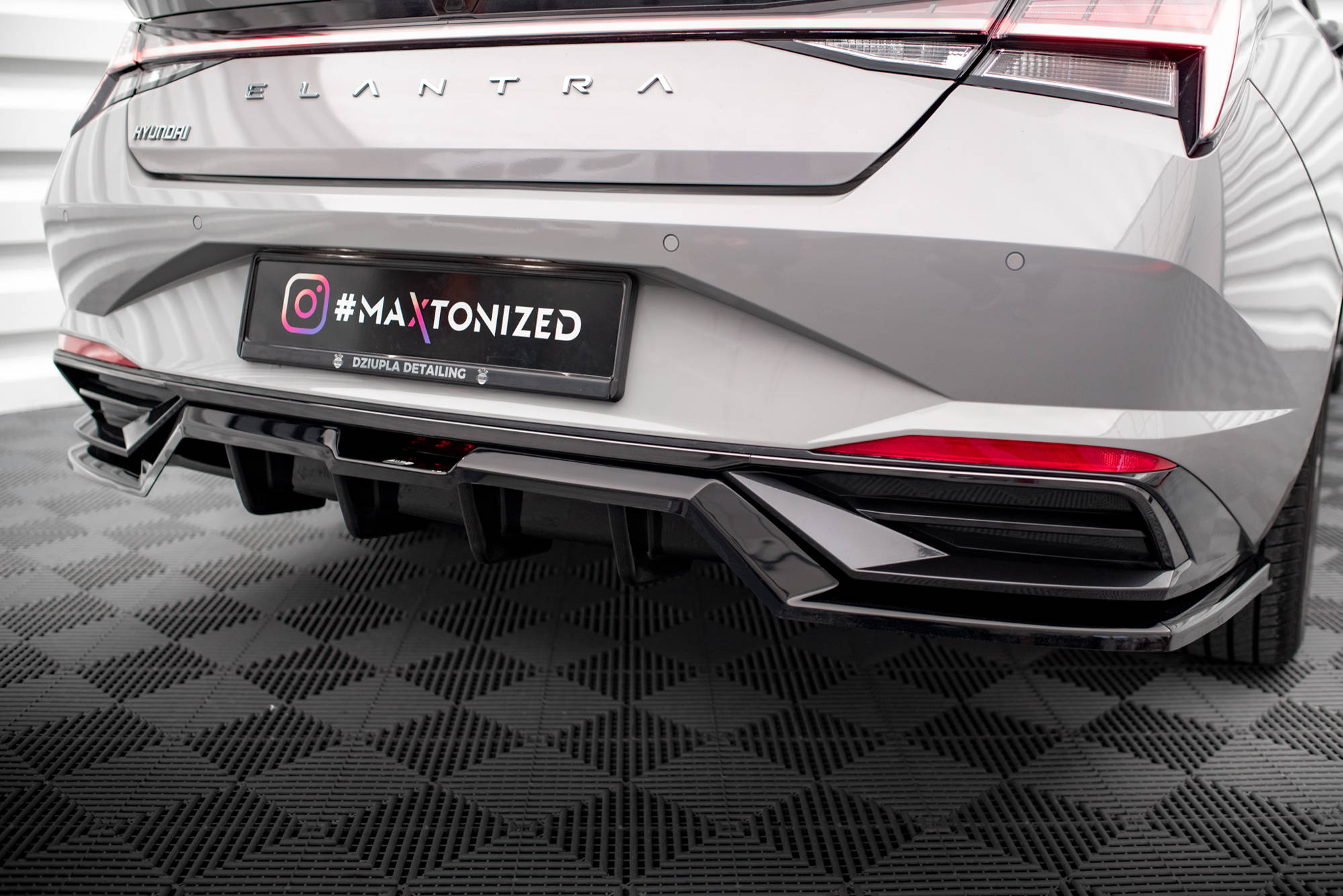 Central Rear Splitter (Vertical Bars) Hyundai Elantra Mk7 - 3