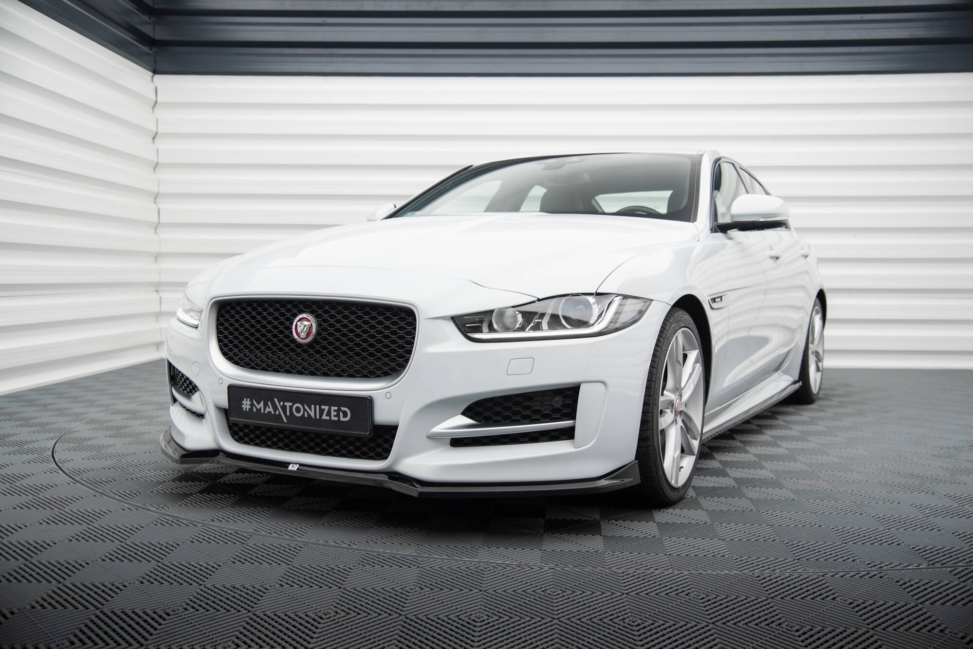 Front Splitter V.1 Jaguar XE R-Sport X760 - 3