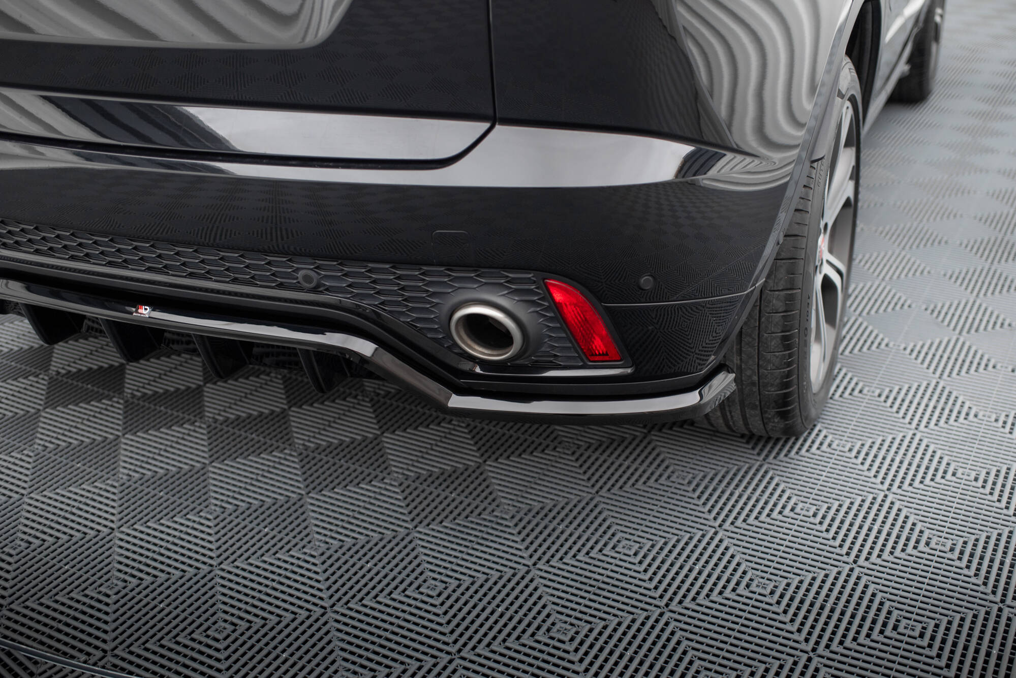 Central Rear Splitter (Vertical Bars) Jaguar E-Pace R-Dynamic Mk1 - 2
