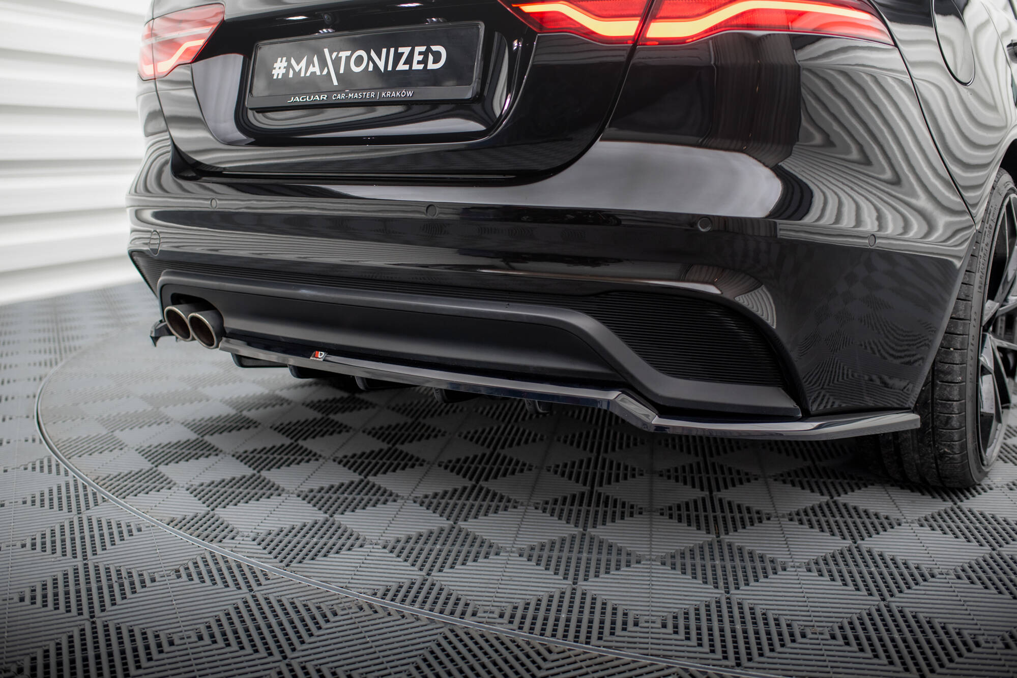 Central Rear Splitter (Vertical Bars) Jaguar XE X760 Facelift - 5