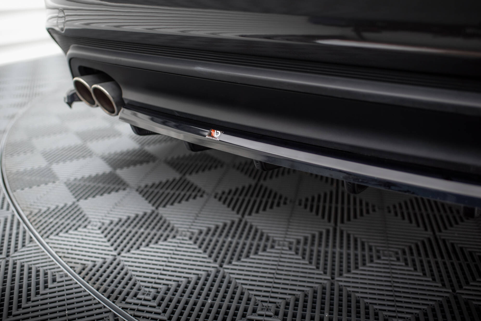 Central Rear Splitter (Vertical Bars) Jaguar XE X760 Facelift - 4