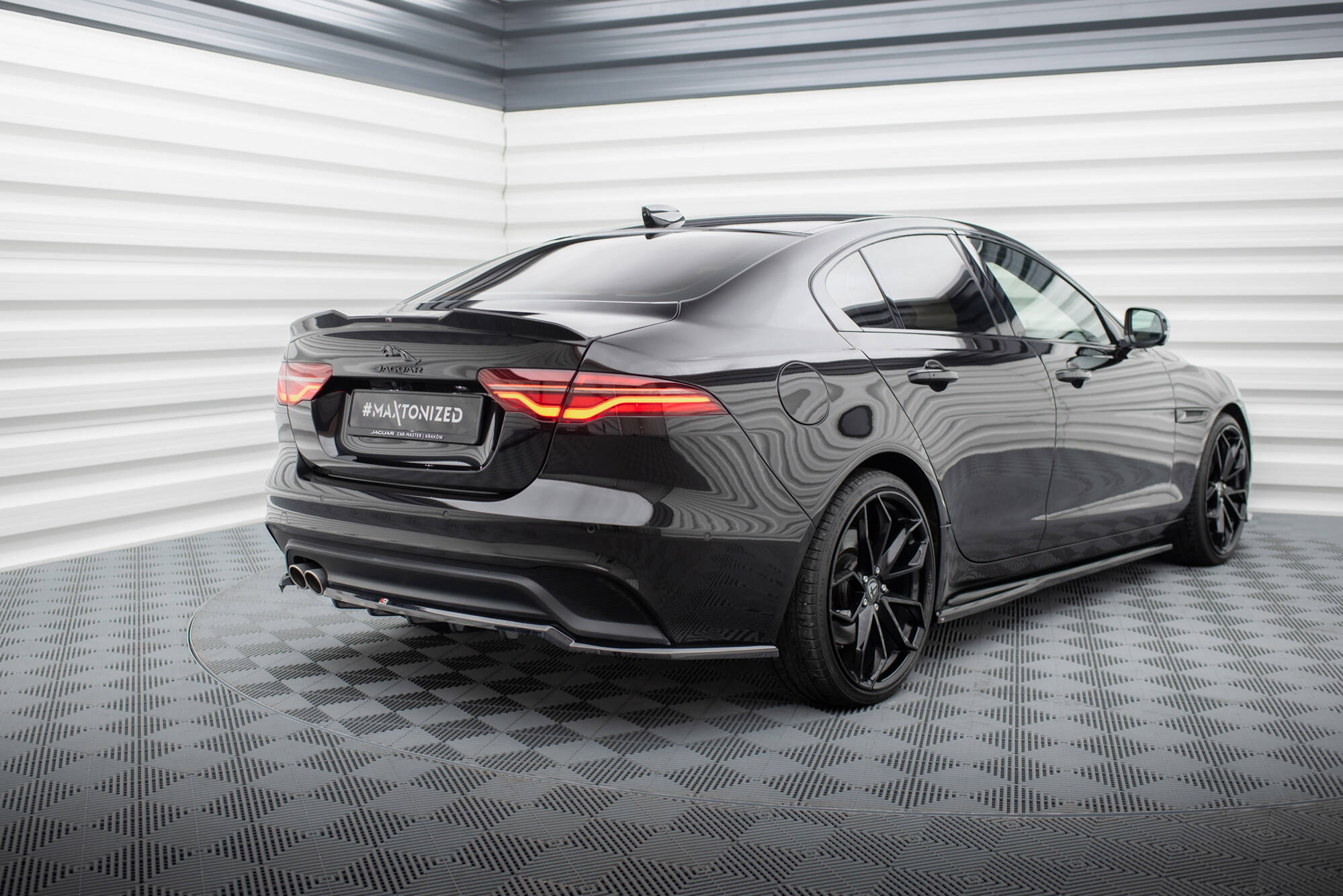 Central Rear Splitter (Vertical Bars) Jaguar XE X760 Facelift - 2