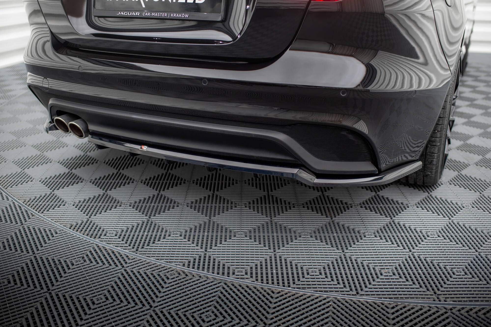 Central Rear Splitter (Vertical Bars) Jaguar XE X760 Facelift - 3
