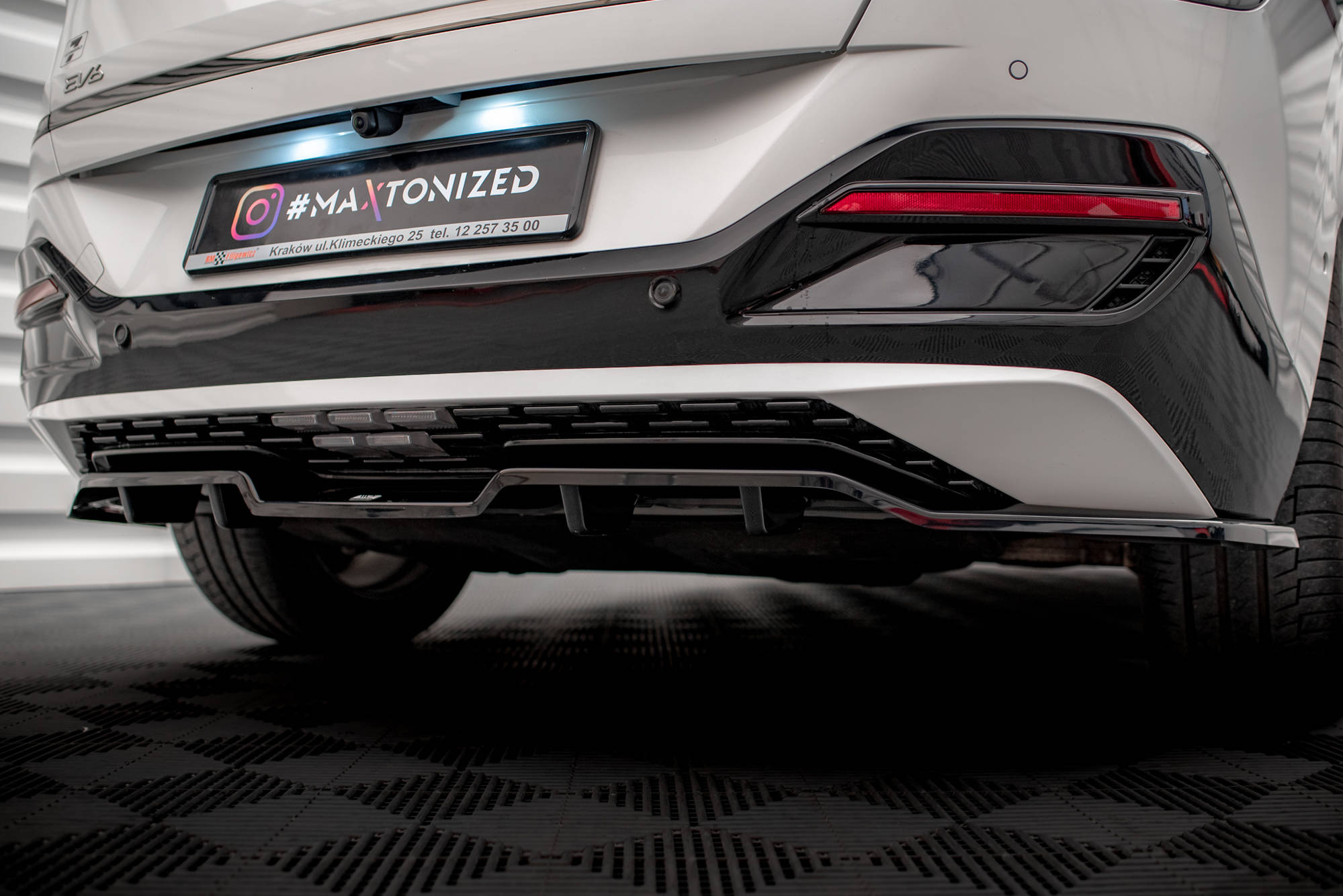 Central Rear Splitter (Vertical Bars) Kia EV6 GT-Line Mk1 - 4