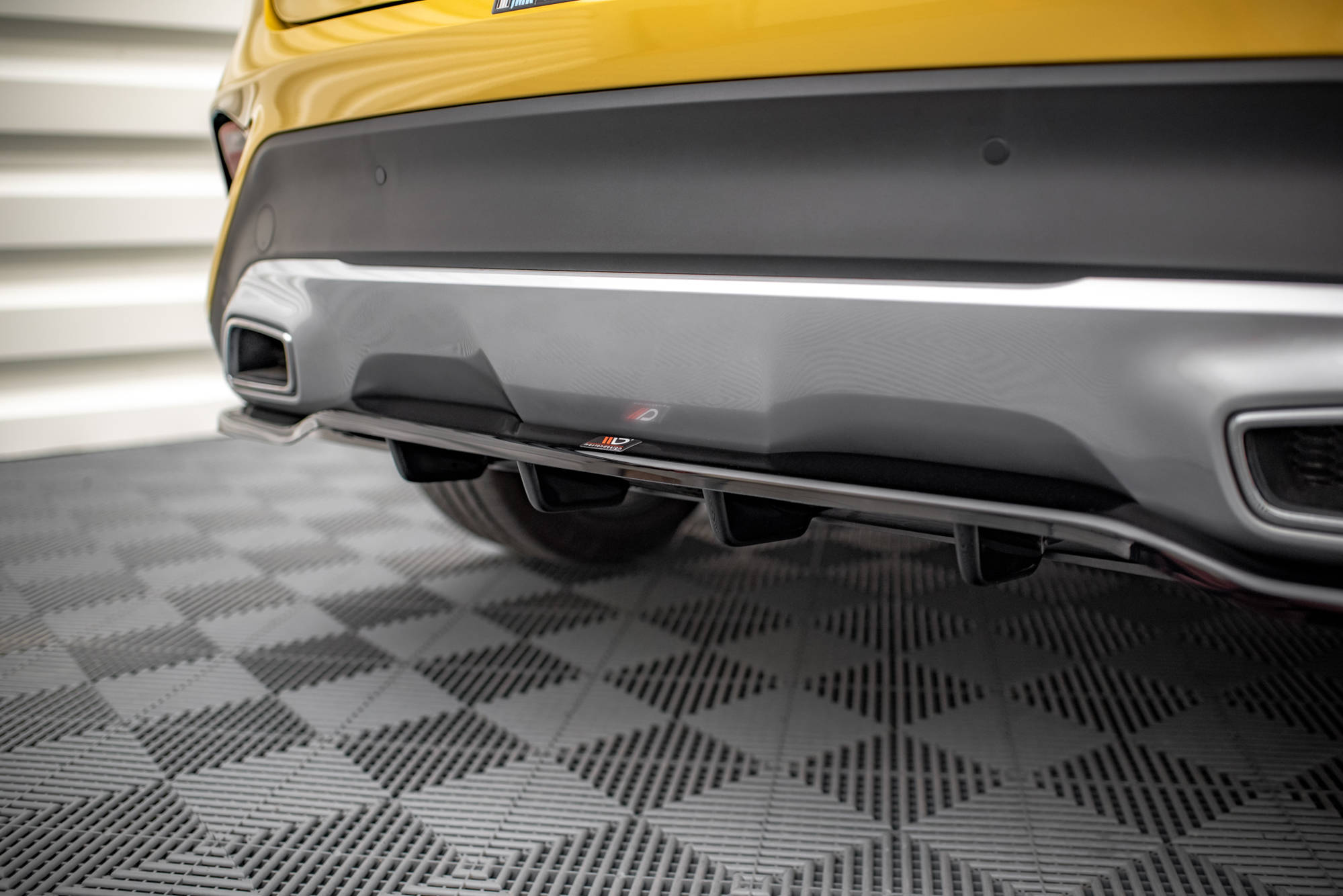 Central Rear Splitter (Vertical Bars) KIA Xceed Mk1 (2019-) - 2