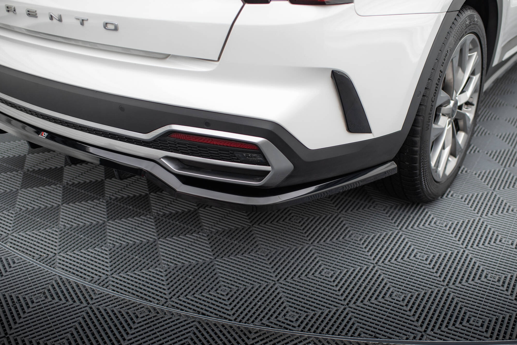 Central Rear Splitter (Vertical Bars) Kia Sorento Mk4 - 5