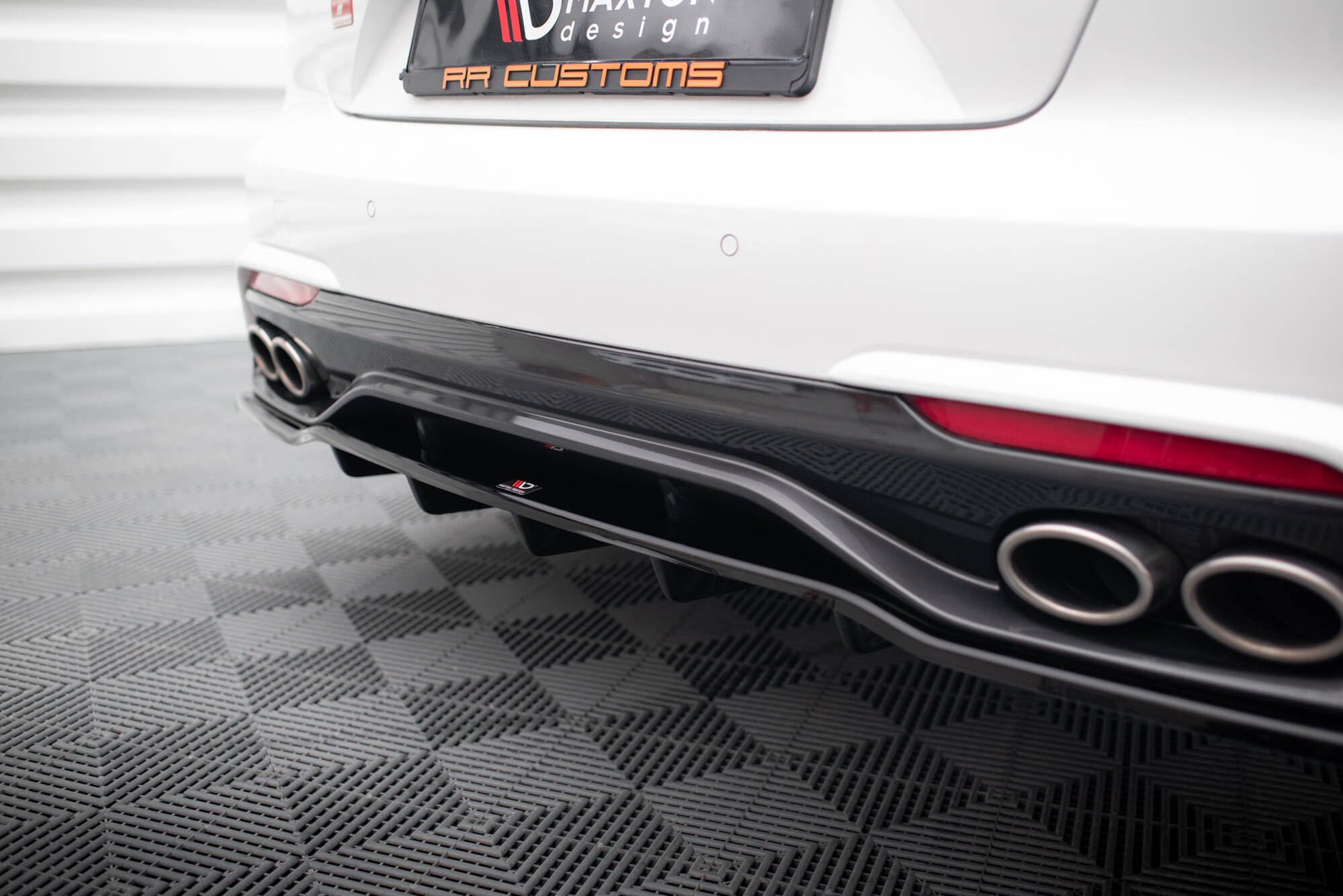 Central Rear Splitter (Vertical Bars) Kia Stinger Mk1 - 4