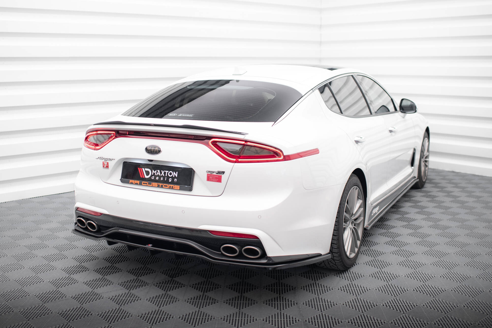 Central Rear Splitter (Vertical Bars) Kia Stinger Mk1 - 2