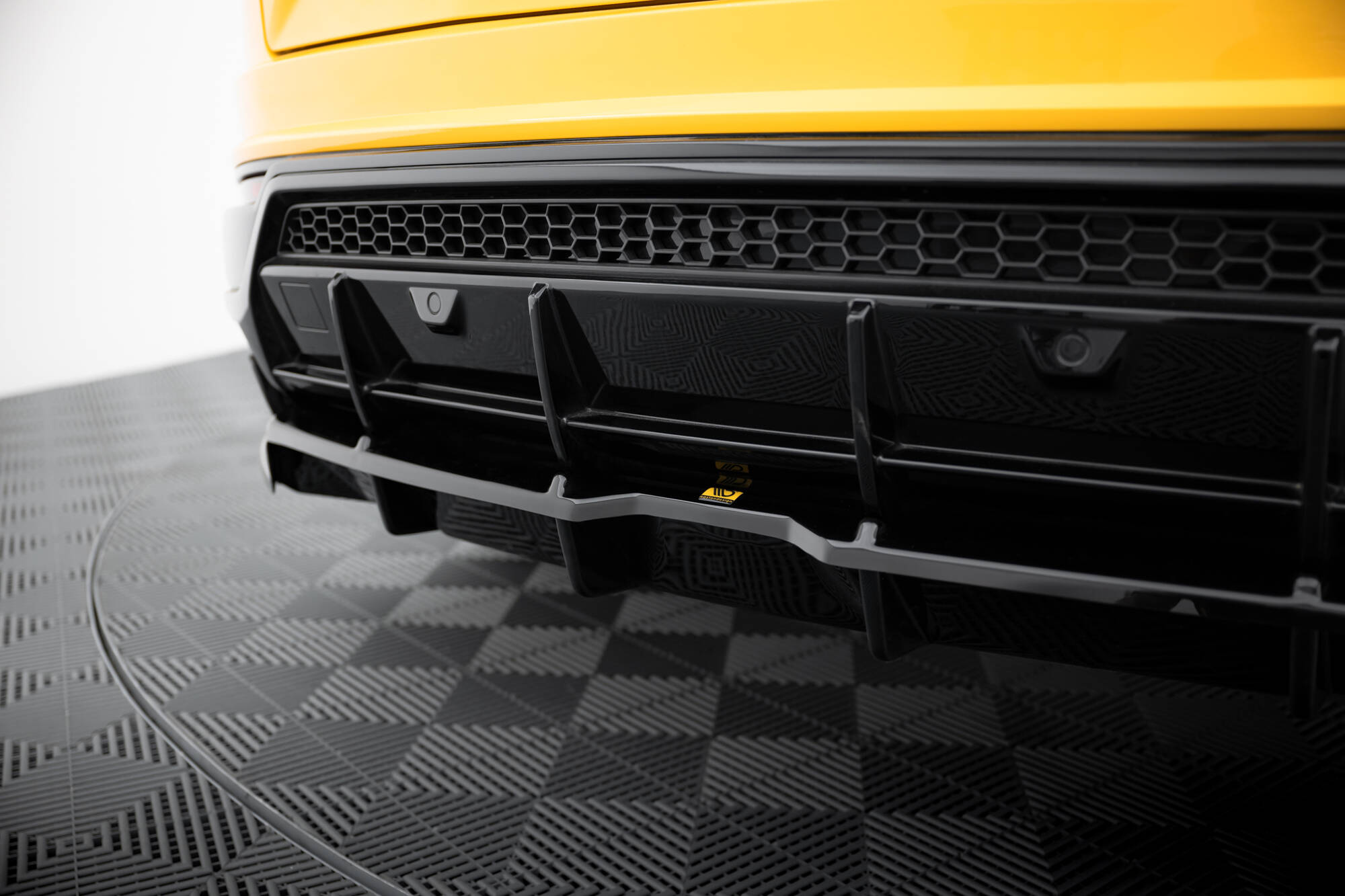 Central Rear Splitter (Vertical Bars) Lamborghini URUS Mk1 - 3