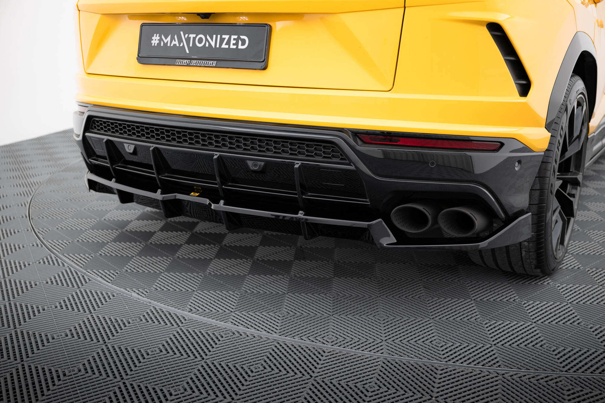 Central Rear Splitter (Vertical Bars) Lamborghini URUS Mk1 - 2