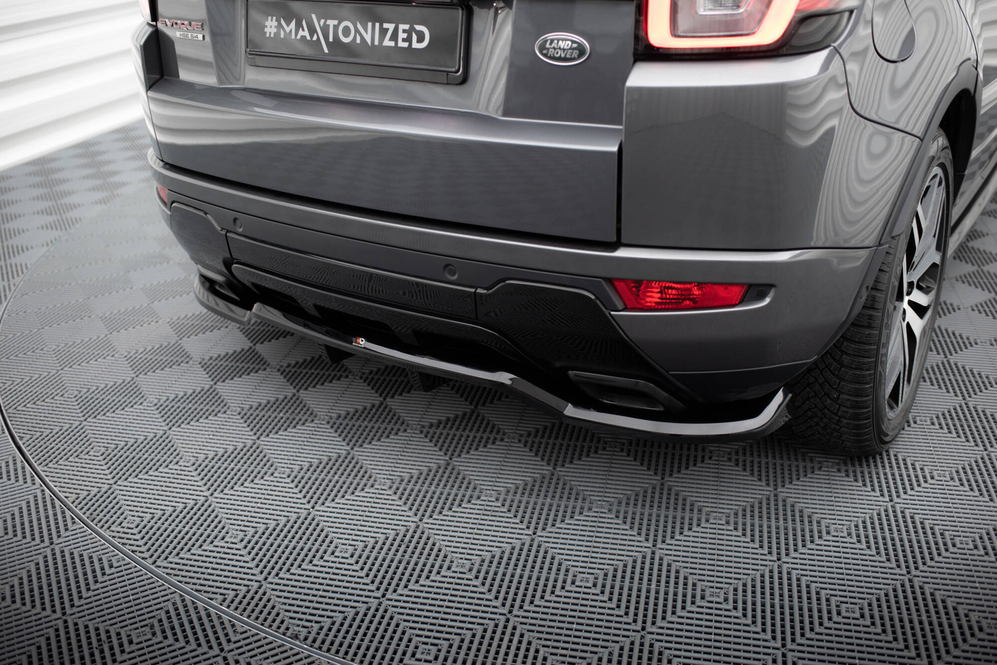 Central Rear Splitter (Vertical Bars) Land Rover Range Rover Evoque HSE Dynamic Mk1 Facelift - 3