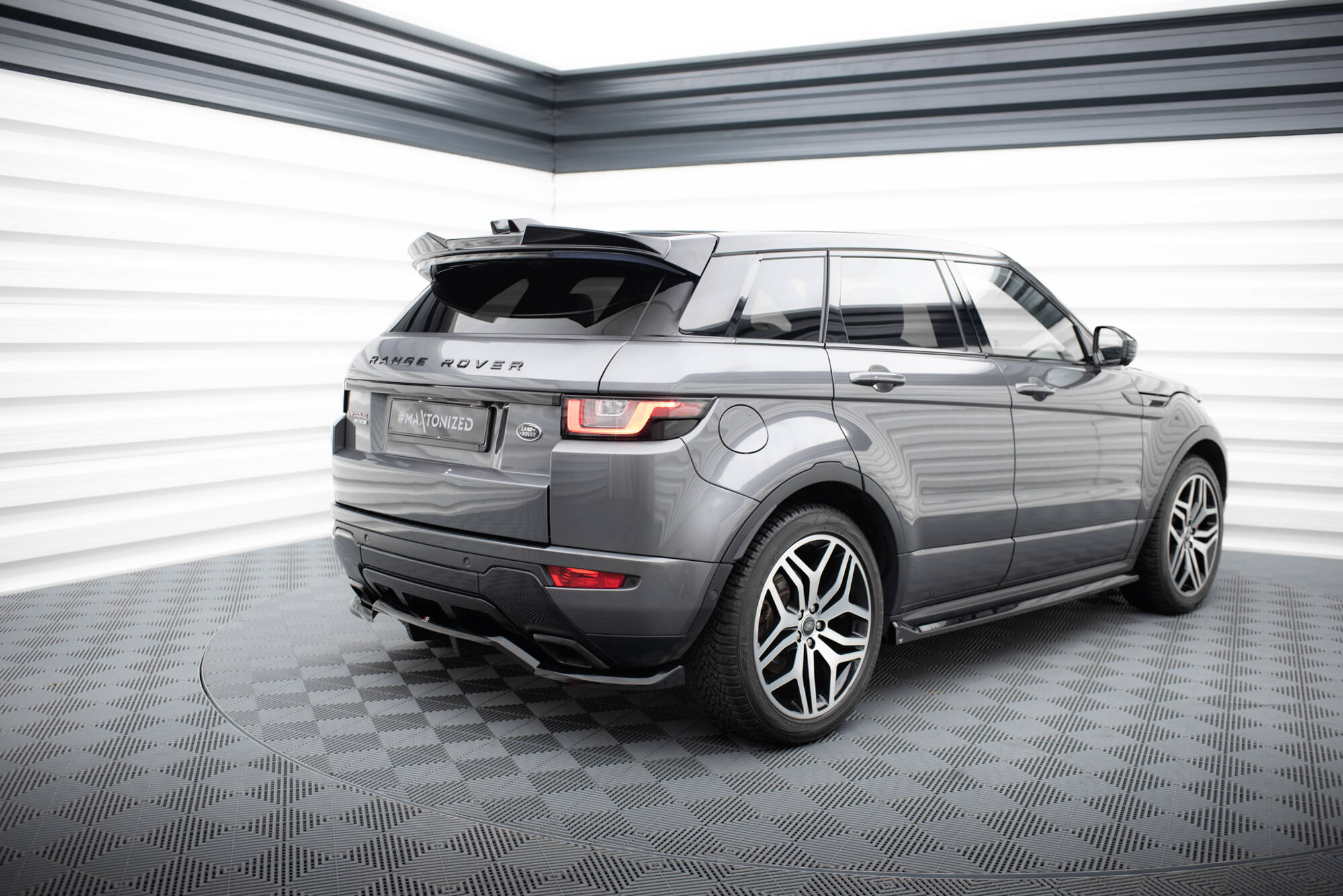 Central Rear Splitter (Vertical Bars) Land Rover Range Rover Evoque HSE Dynamic Mk1 Facelift - 2
