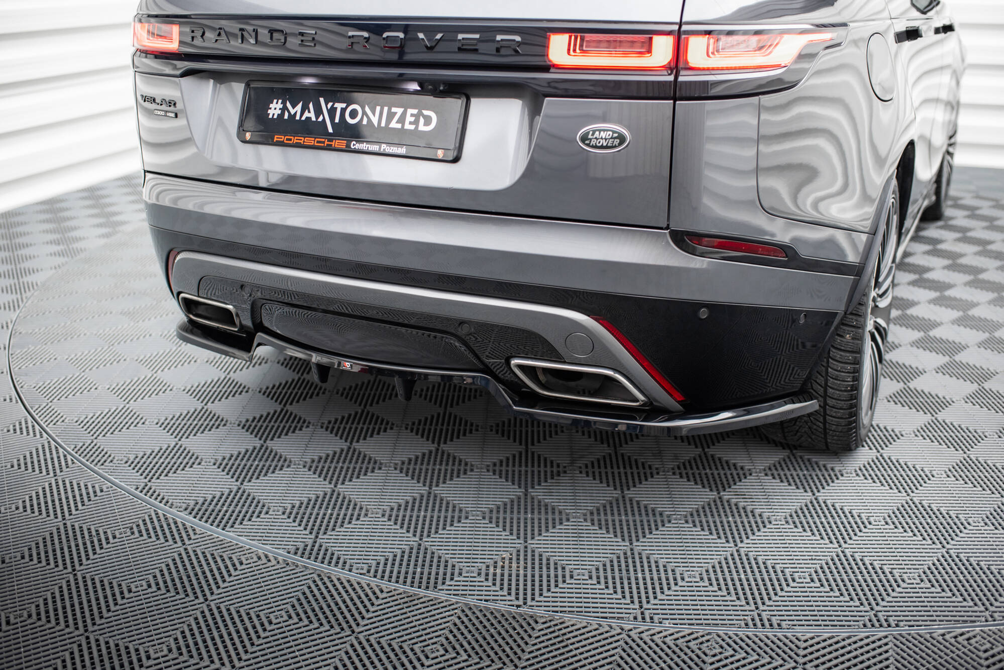Central Rear Splitter (Vertical Bars) Land Rover Range Rover Velar R-Dynamic Mk1 - 5
