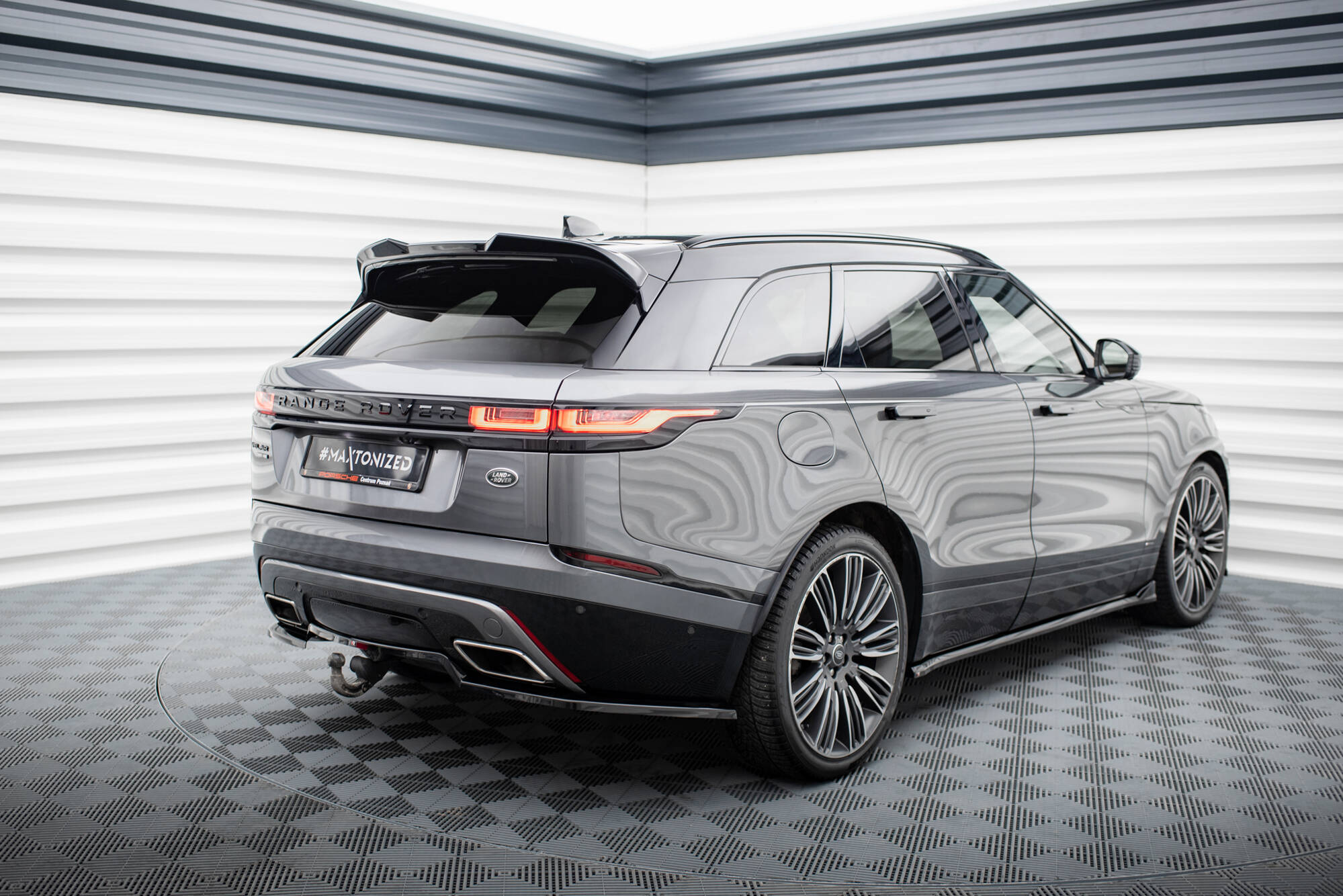 Central Rear Splitter (Vertical Bars) Land Rover Range Rover Velar R-Dynamic Mk1 - 3