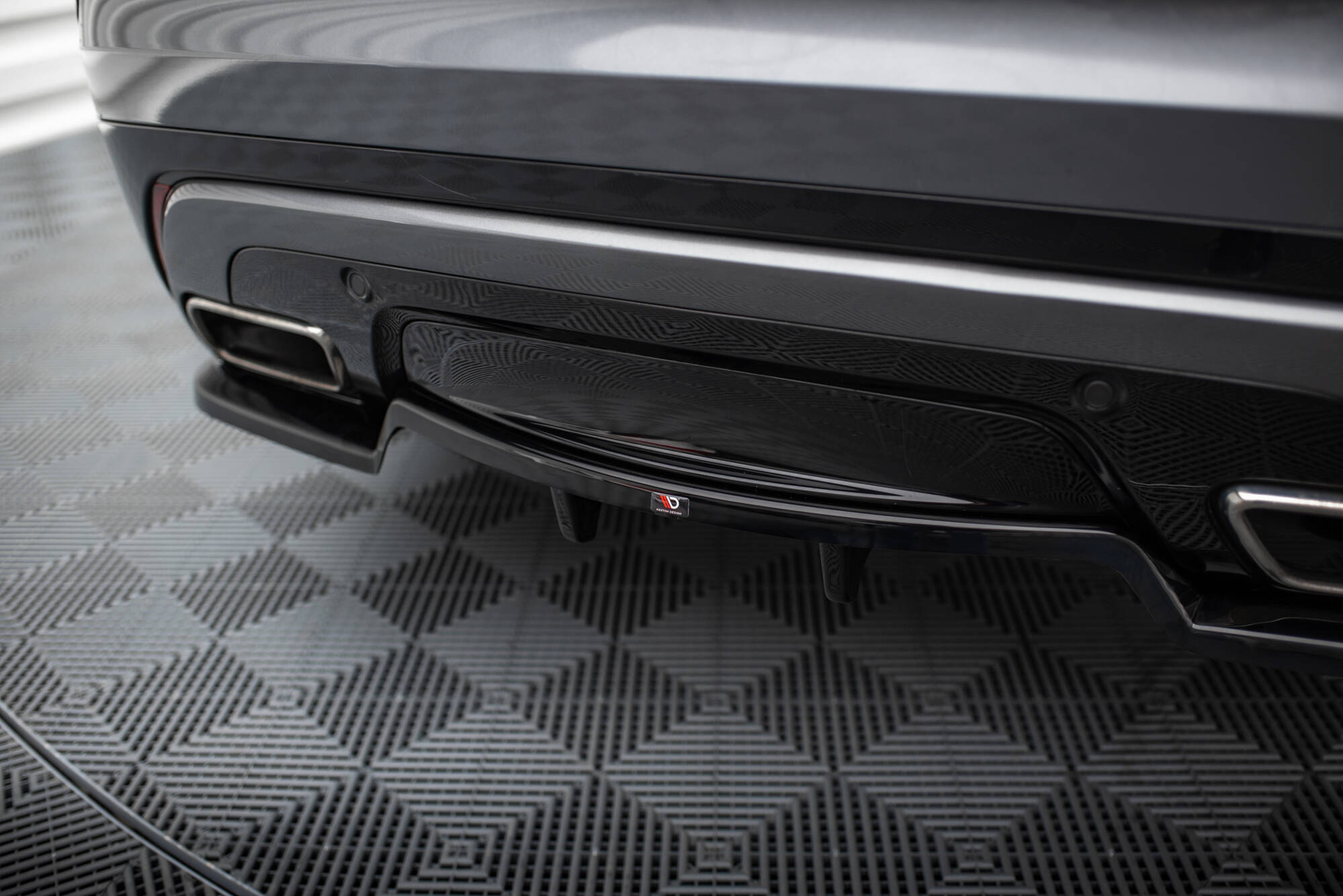 Central Rear Splitter (Vertical Bars) Land Rover Range Rover Velar R-Dynamic Mk1 - 6