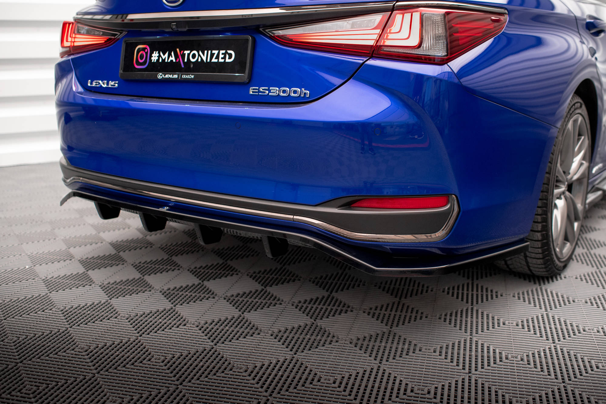 Central Rear Splitter (Vertical Bars) Lexus ES F Sport Mk7 - 3