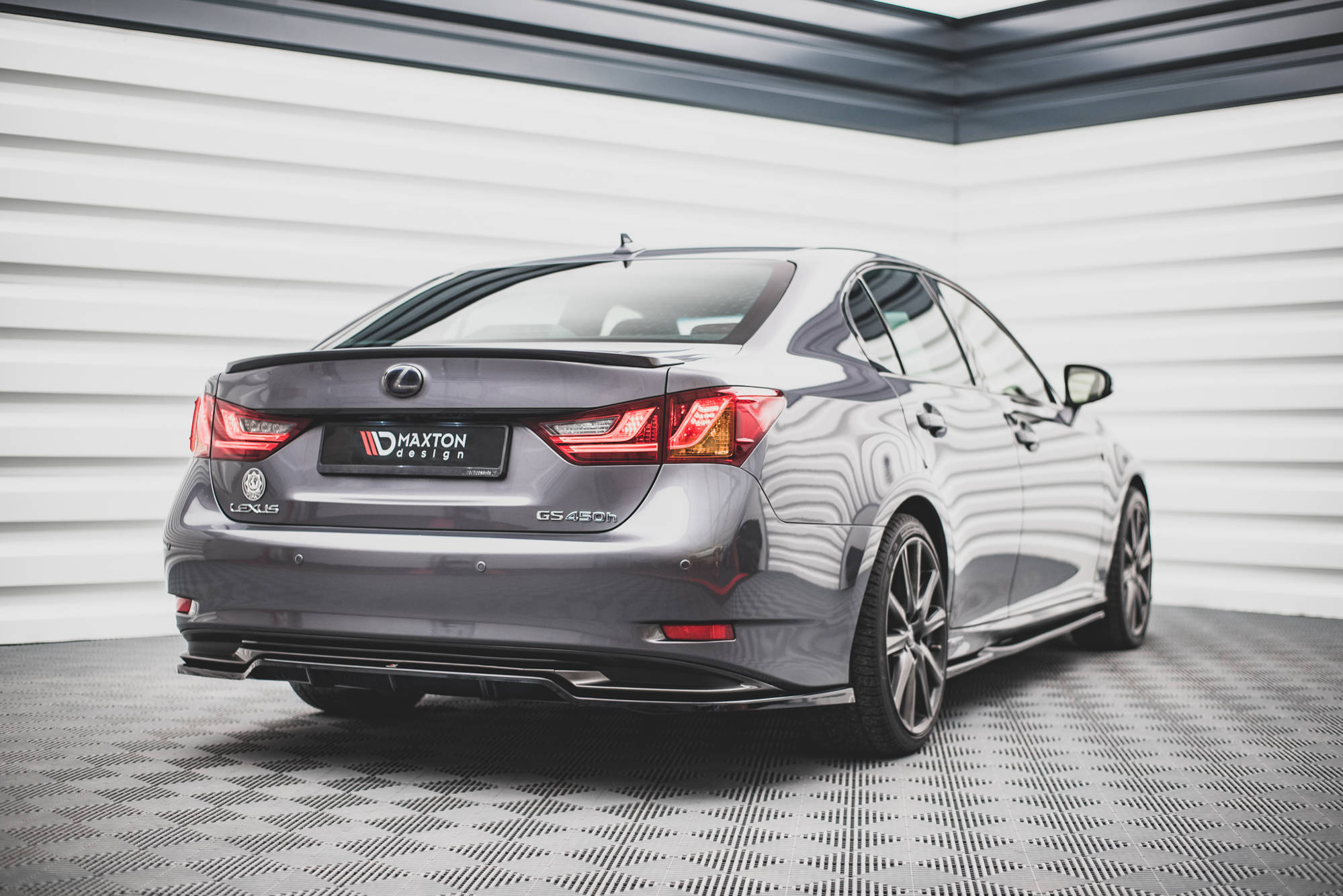 Central Rear Splitter (Vertical Bars) Lexus GS F Sport Hybrid Mk4 (L10) (2012-2015) - 3