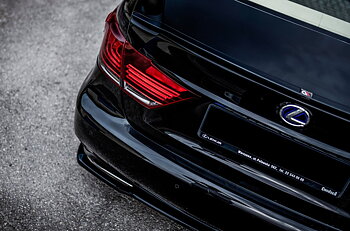 Central Rear Splitter Lexus LS MK4 Facelift (2012-2017)