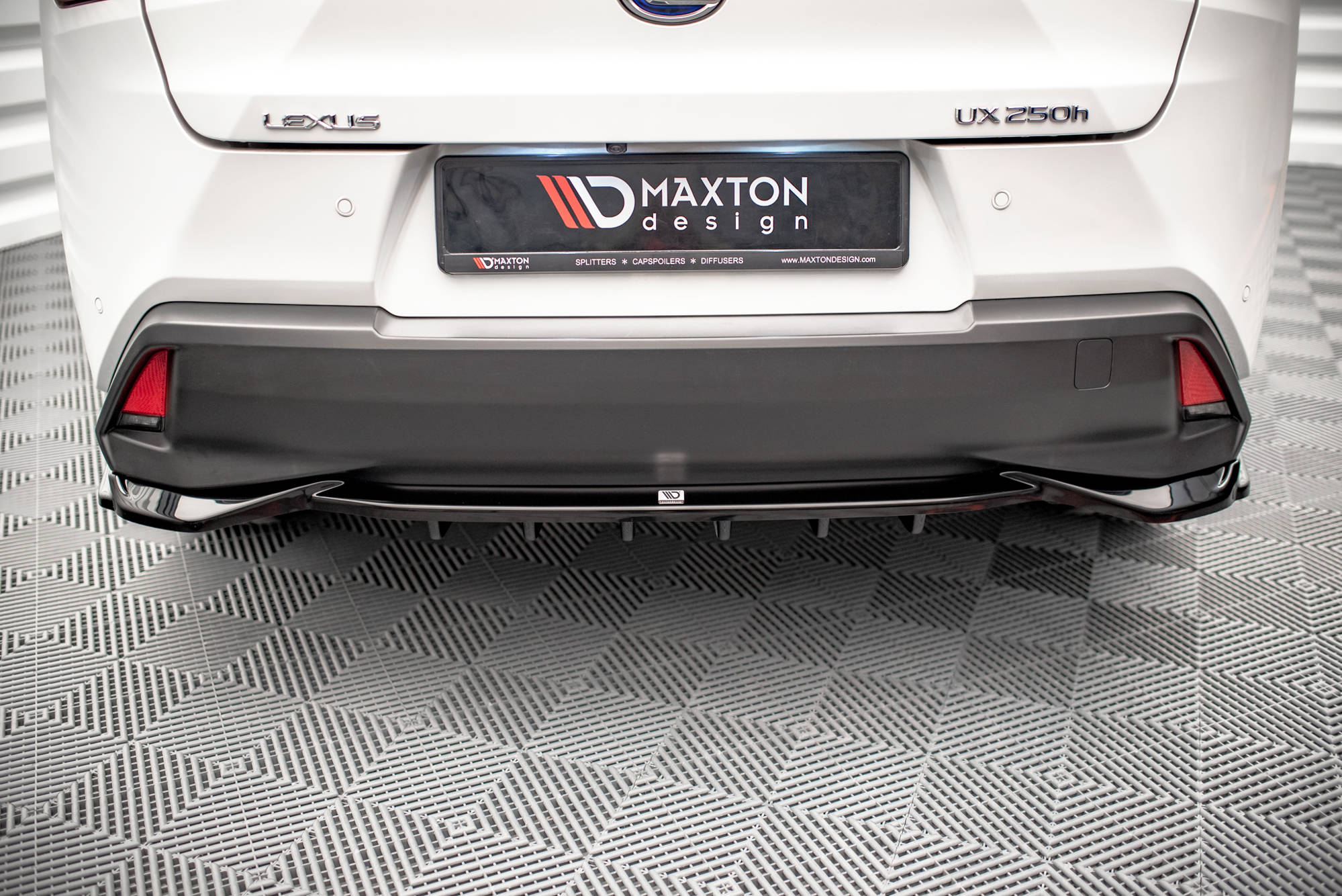 Central Rear Splitter (Vertical Bars) Lexus UX MK1 (2018-) - 4