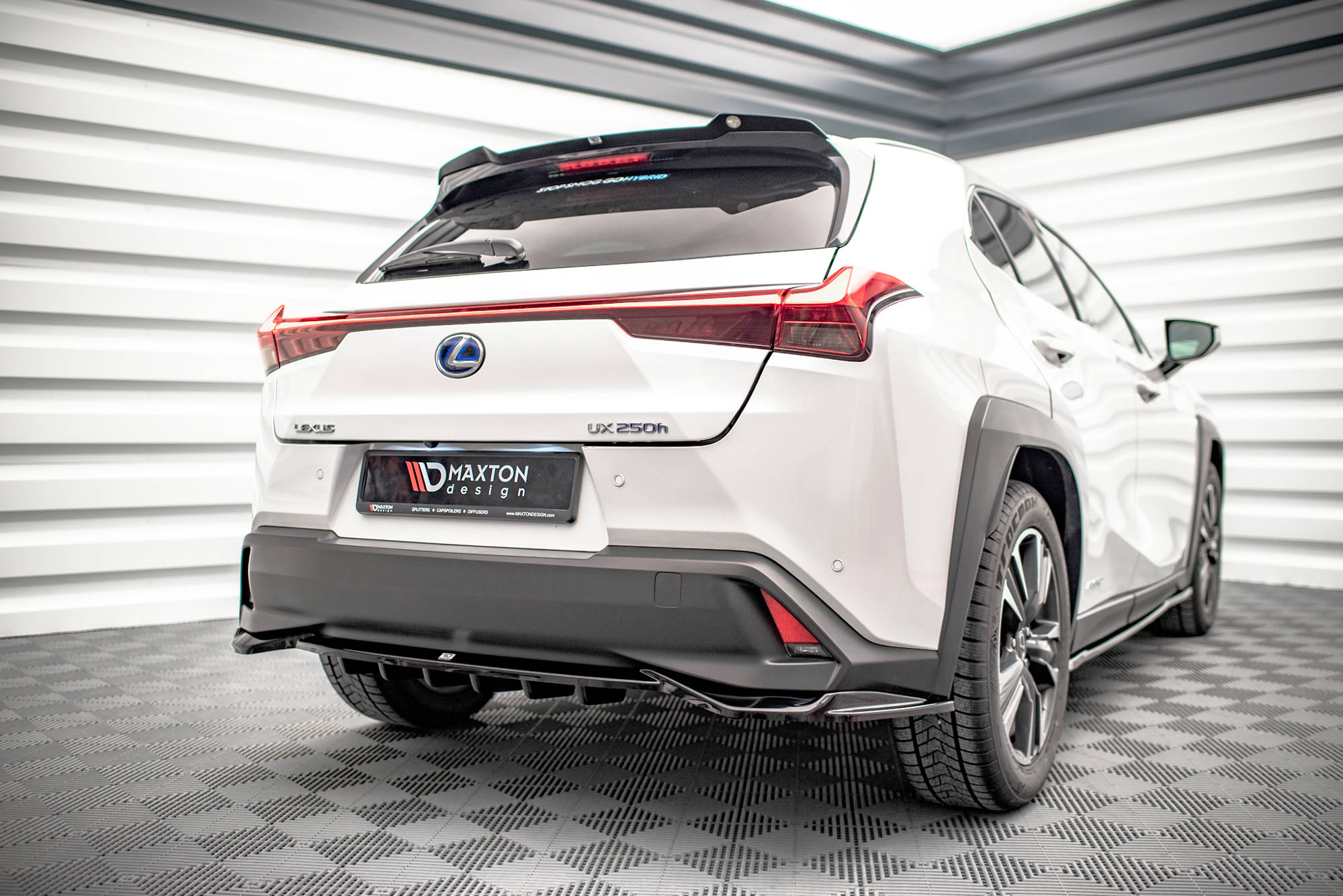 Central Rear Splitter (Vertical Bars) Lexus UX MK1 (2018-) - 3