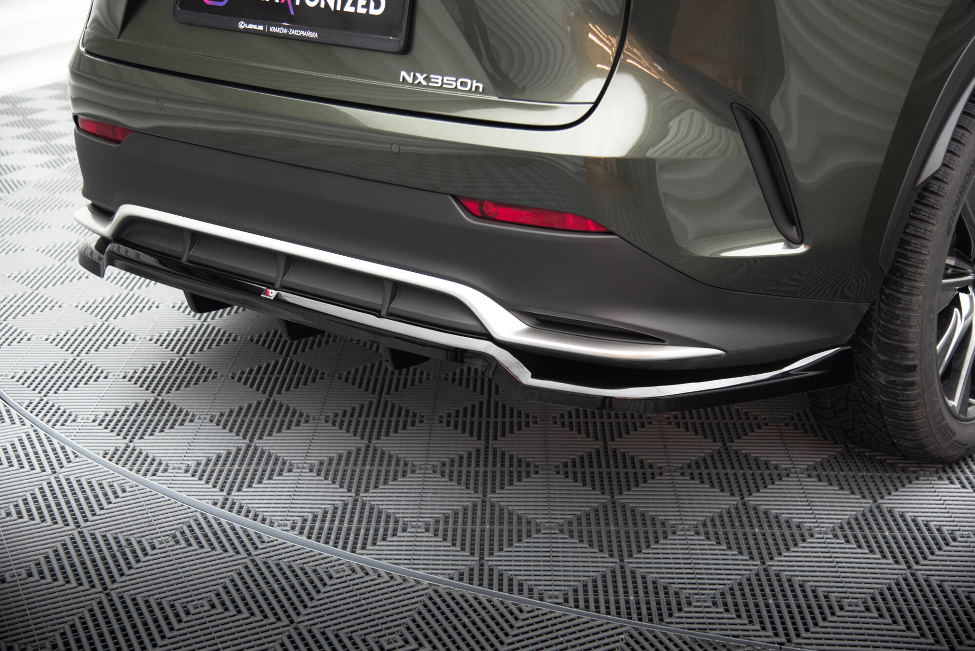 Central Rear Splitter (Vertical Bars) Lexus NX F-Sport Mk2 - 3