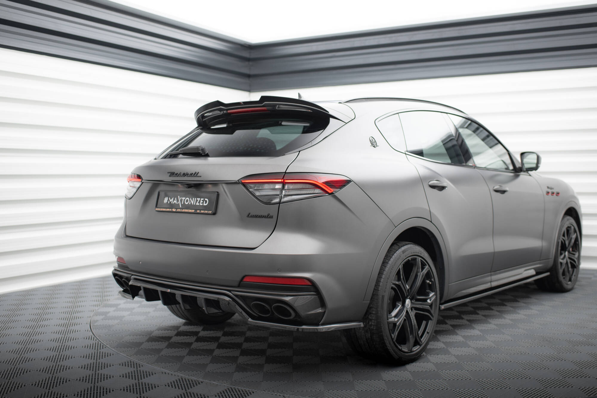 Central Rear Splitter (Vertical Bars) Maserati Levante Trofeo Mk1 - 3