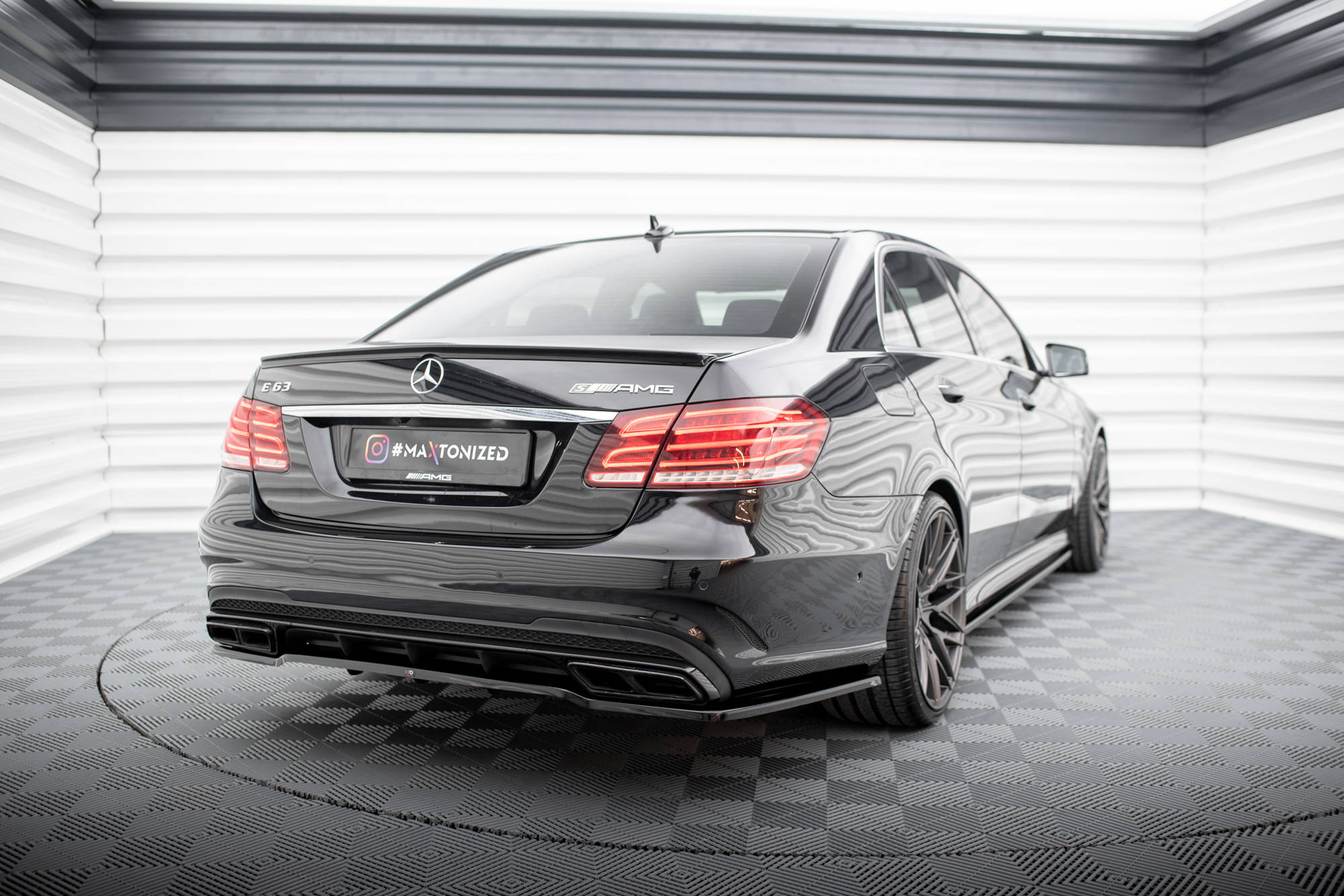Central Rear Splitter (Vertical Bars) Mercedes E63 AMG Sedan W212 Facelift - 2