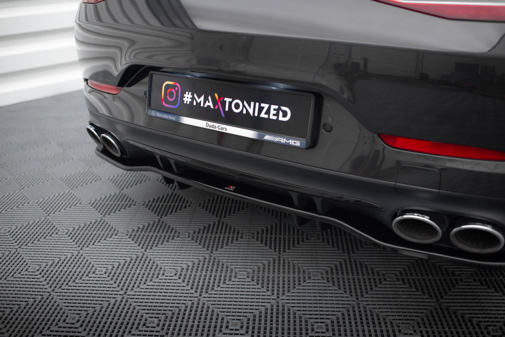 Central Rear Splitter (Vertical Bars) Mercedes-AMG 53 4 Door Coupe - 4