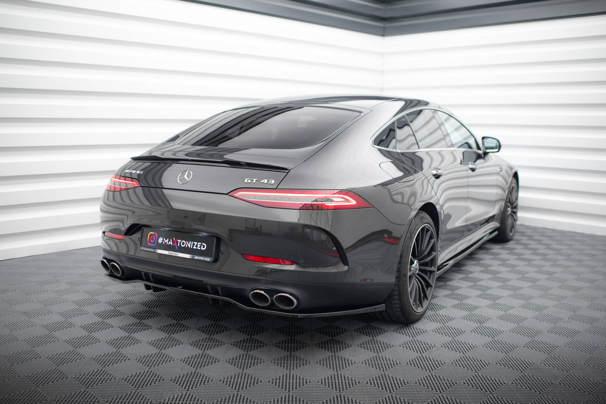 Central Rear Splitter (Vertical Bars) Mercedes-AMG 53 4 Door Coupe - 2