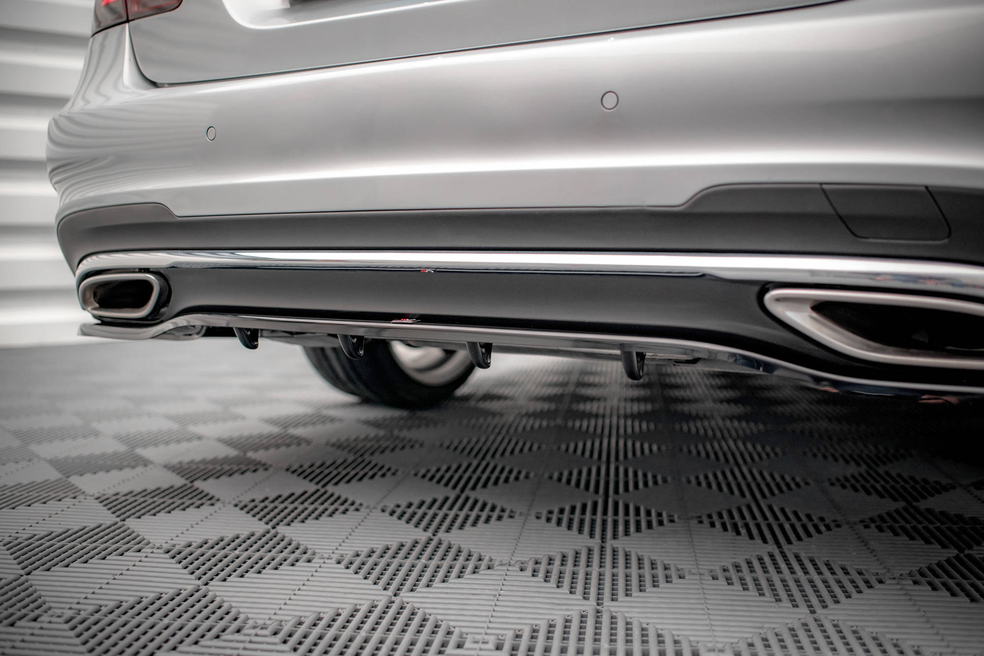 Central Rear Splitter (Vertical Bars) Mercedes E Amg-Line Sedan W212 Facelift (2012-2016) - 2