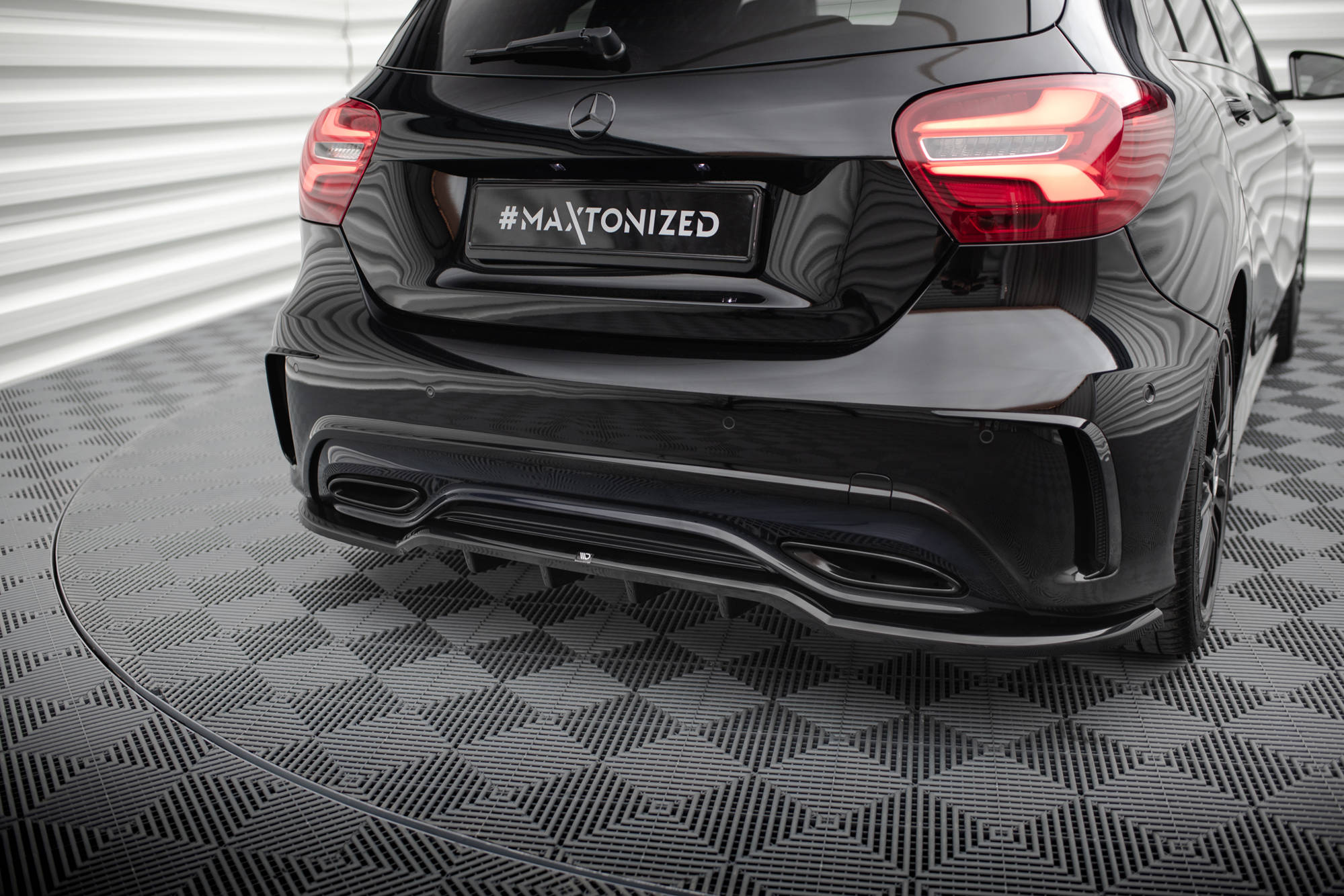 Central Rear Splitter (Vertical Bars) Mercedes-Benz A AMG-Line W176 Facelift - 5