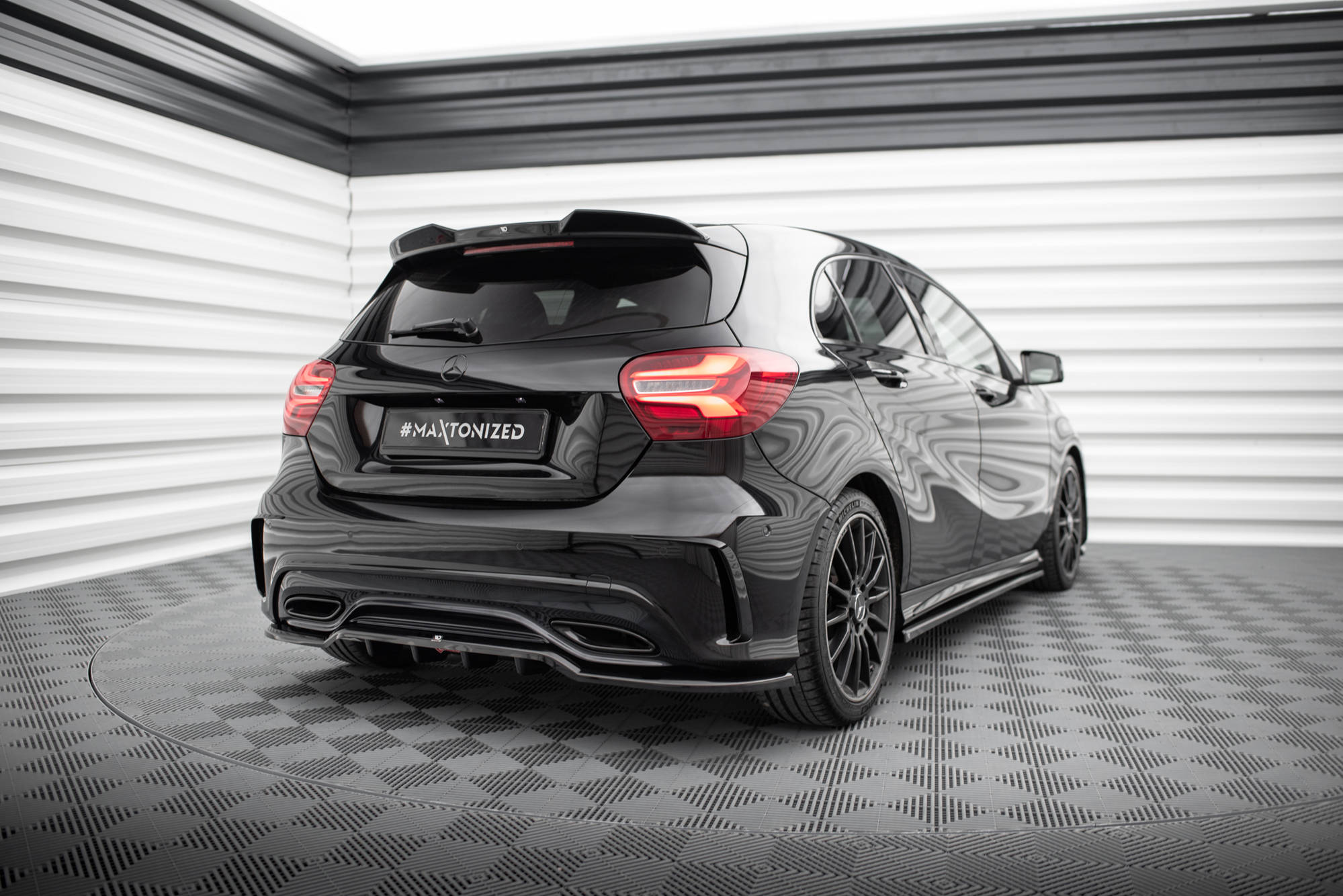 Central Rear Splitter (Vertical Bars) Mercedes-Benz A AMG-Line W176 Facelift - 3