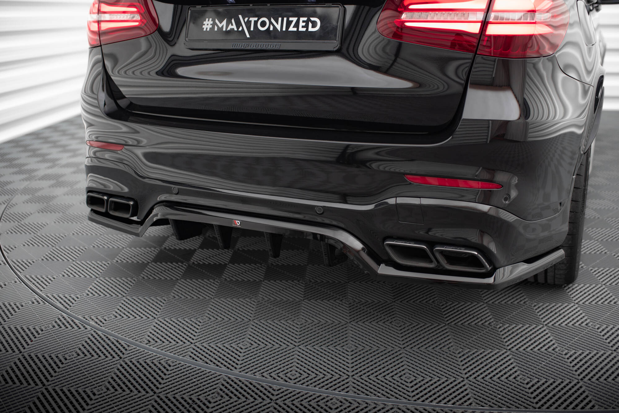 Central Rear Splitter (Vertical Bars) V.1 Mercedes-AMG GLC 63 SUV X253 - 3