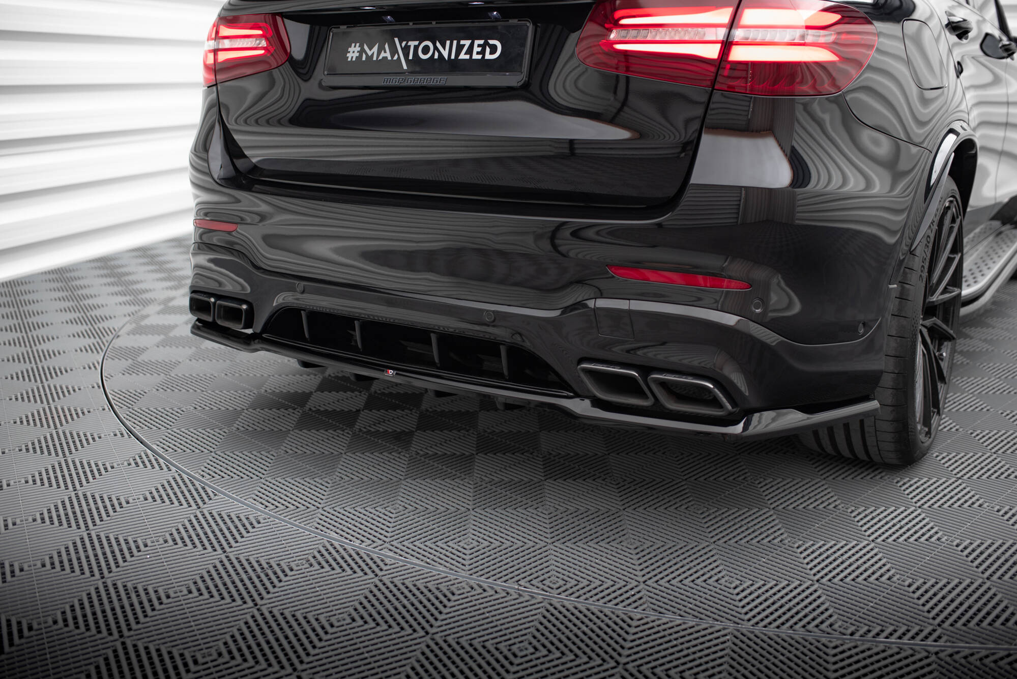 Central Rear Splitter (Vertical Bars) V.2 Mercedes-AMG GLC 63 SUV X253 - 4