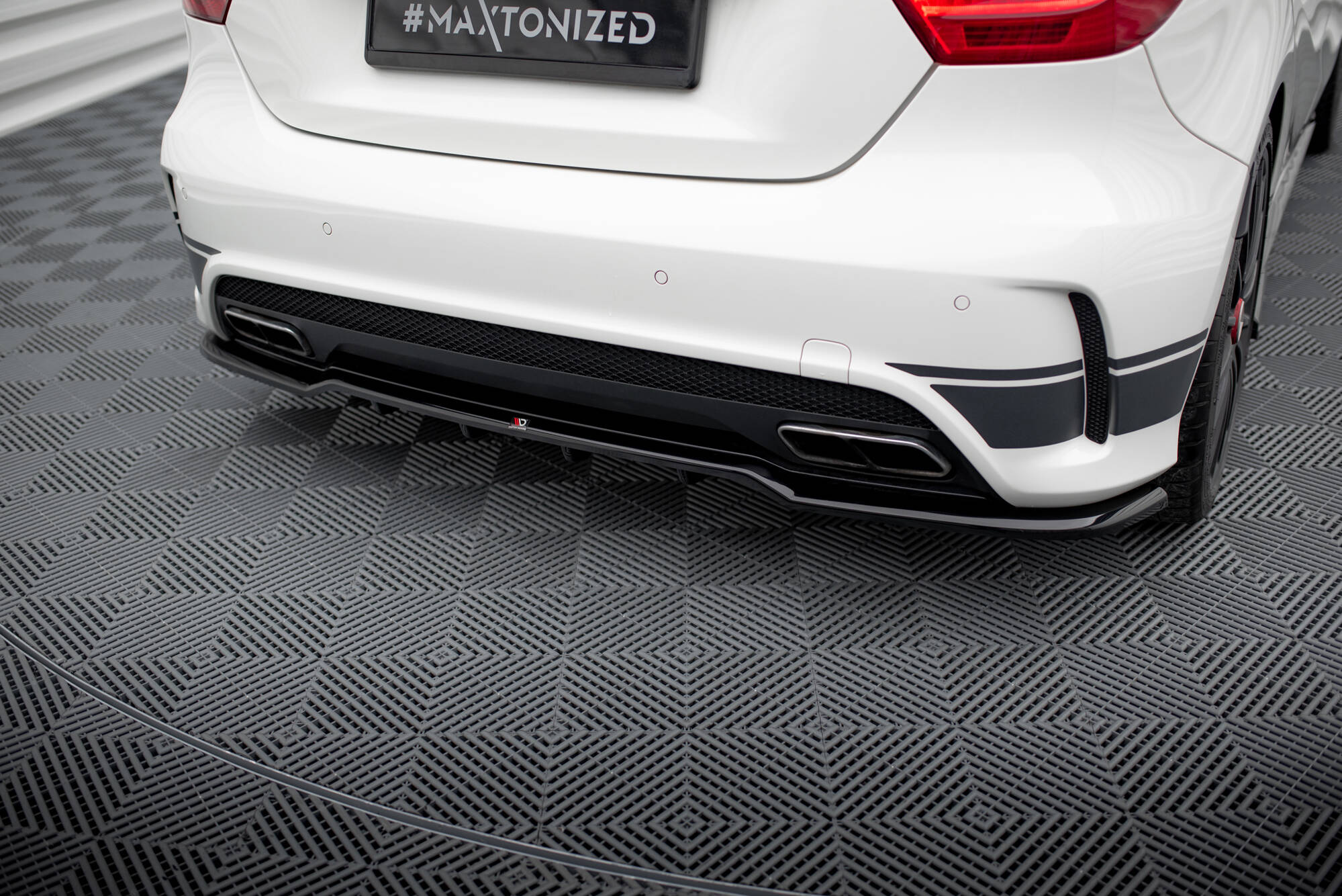Central Rear Splitter (Vertical Bars) Mercedes-Benz A45 AMG W176 - 3