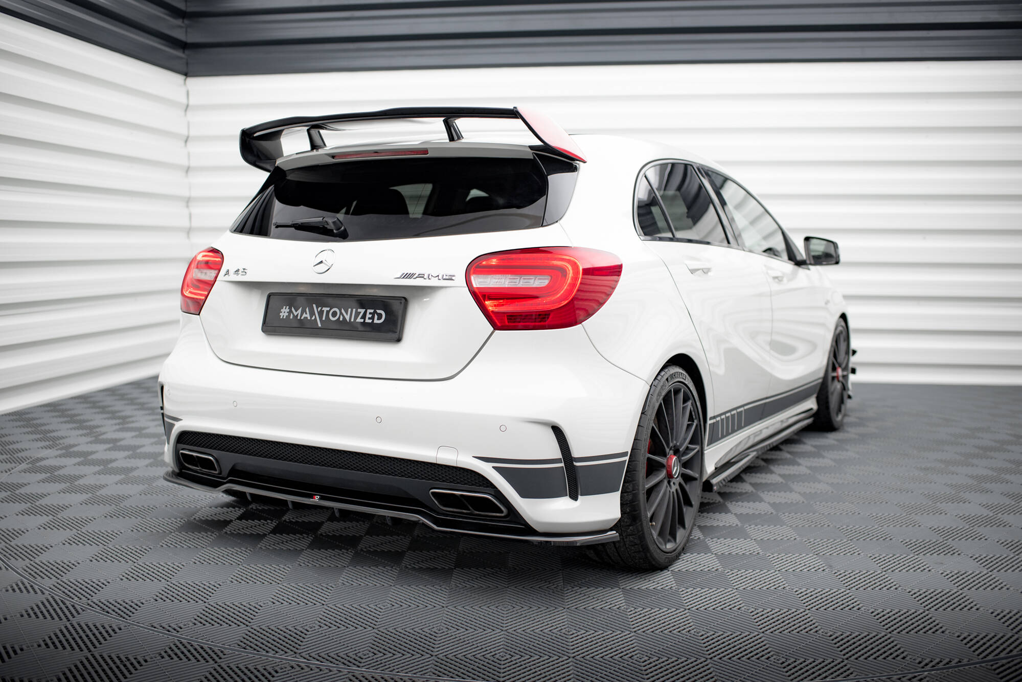 Central Rear Splitter (Vertical Bars) Mercedes-Benz A45 AMG W176 - 2