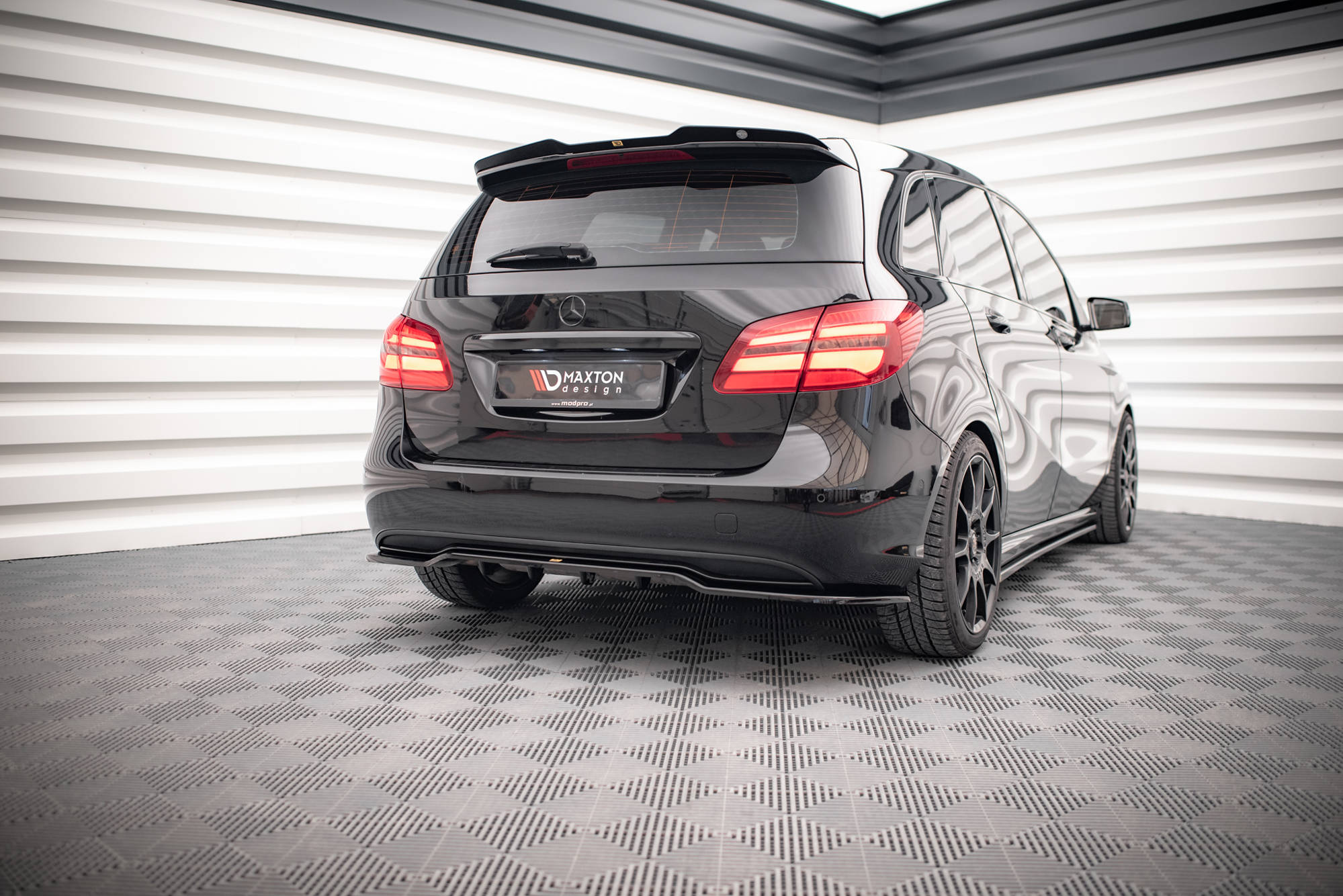 Central Rear Splitter (Vertical Bars) Mercedes B W246 Facelift - 4