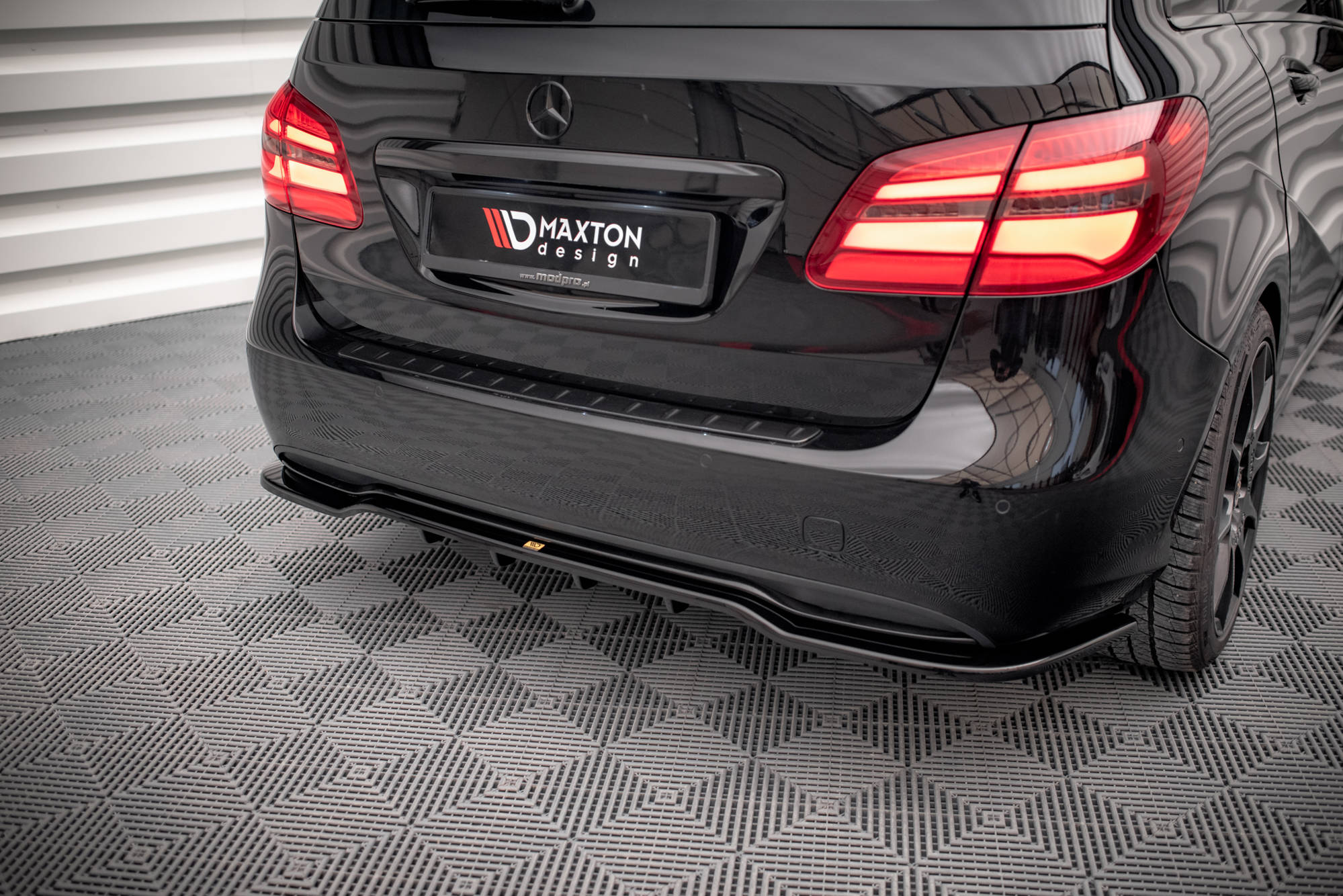 Central Rear Splitter (Vertical Bars) Mercedes B W246 Facelift - 2