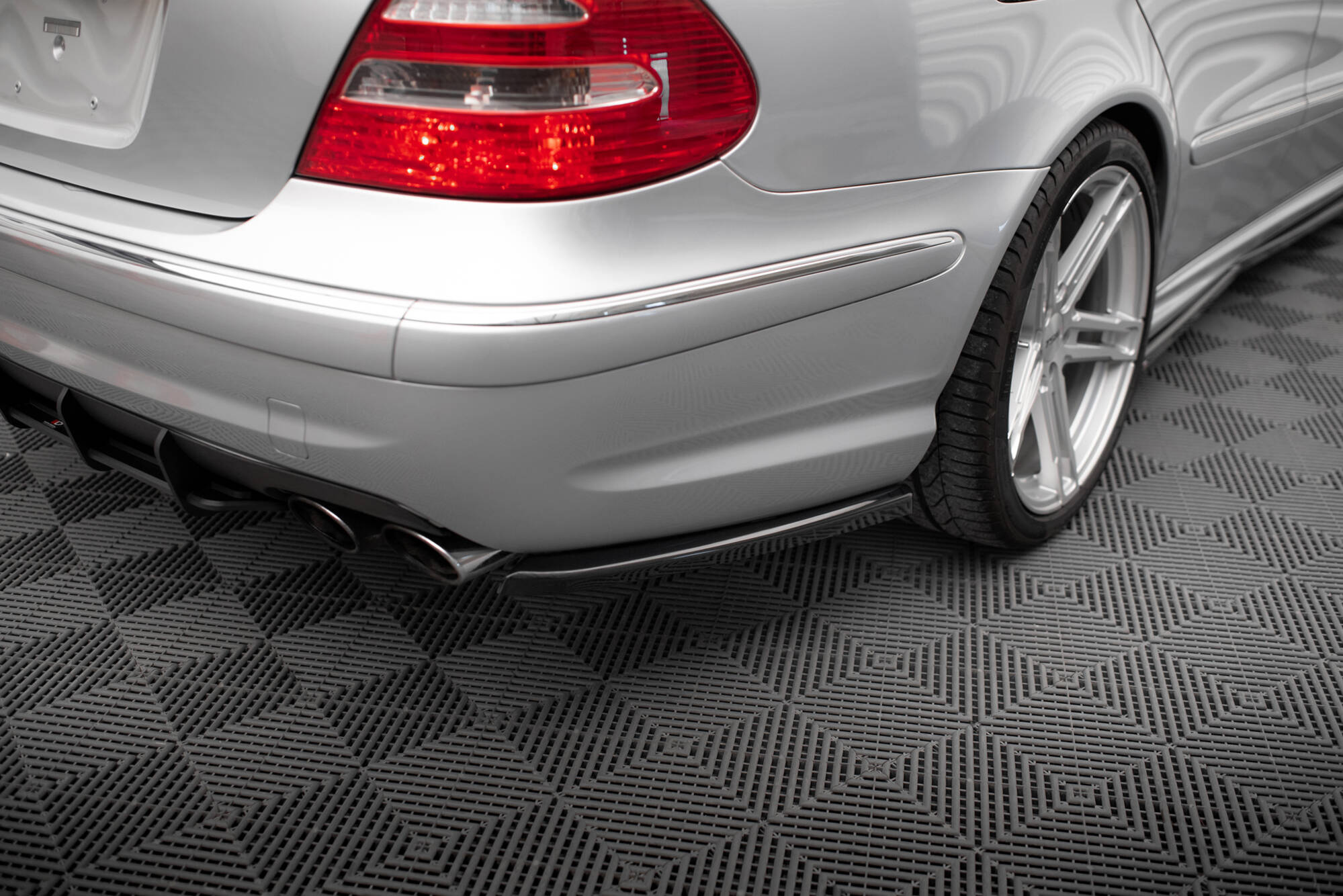 Rear Side Splitters Mercedes-Benz E 55 AMG W211 - 2