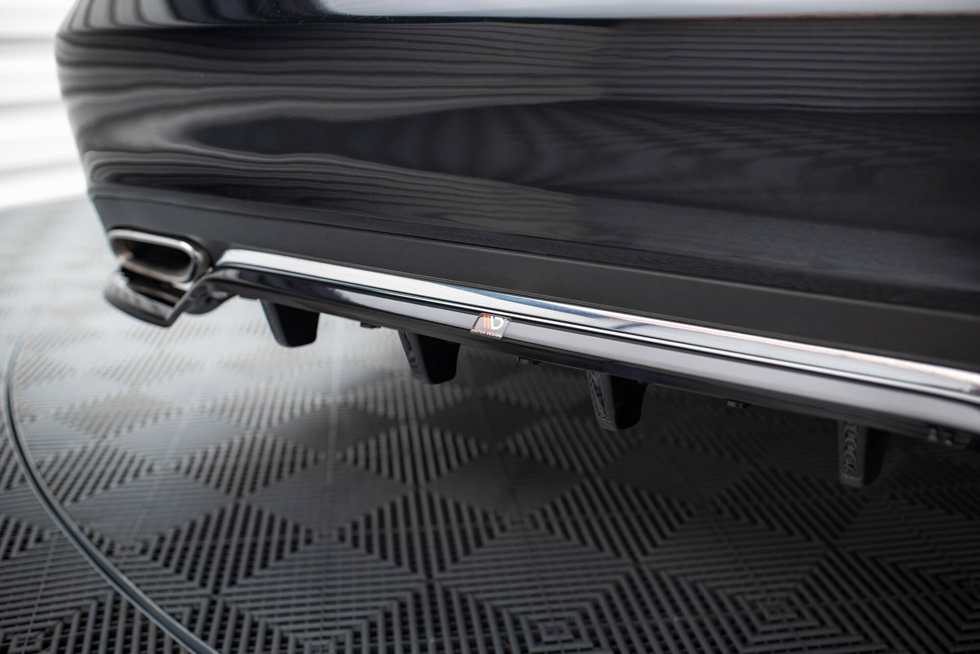 Central Rear Splitter (Vertical Bars) Mercedes-Benz E W212 Facelift - 3