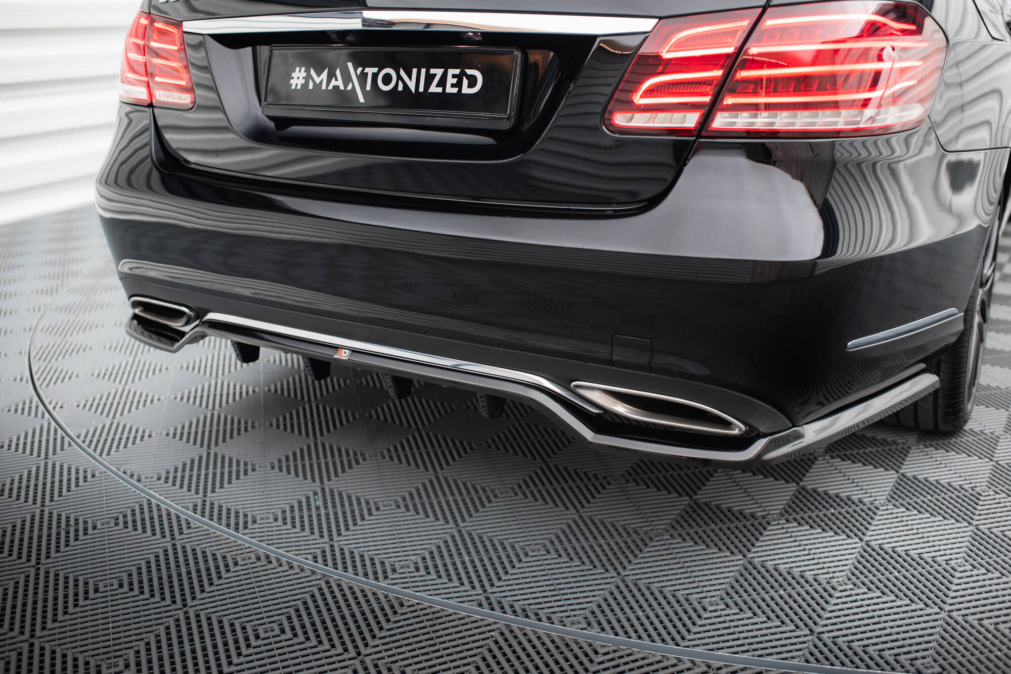Central Rear Splitter (Vertical Bars) Mercedes-Benz E W212 Facelift - 2
