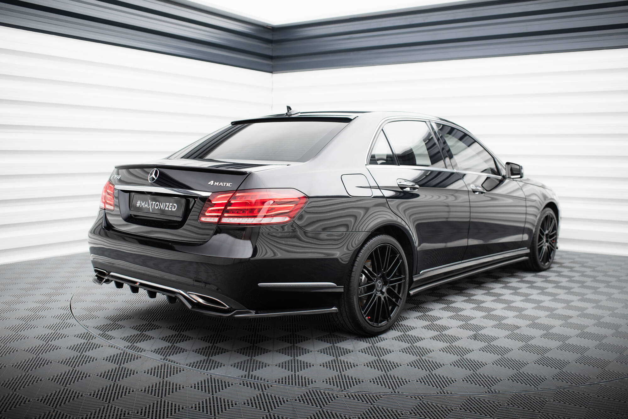 Central Rear Splitter (Vertical Bars) Mercedes-Benz E W212 Facelift - 4